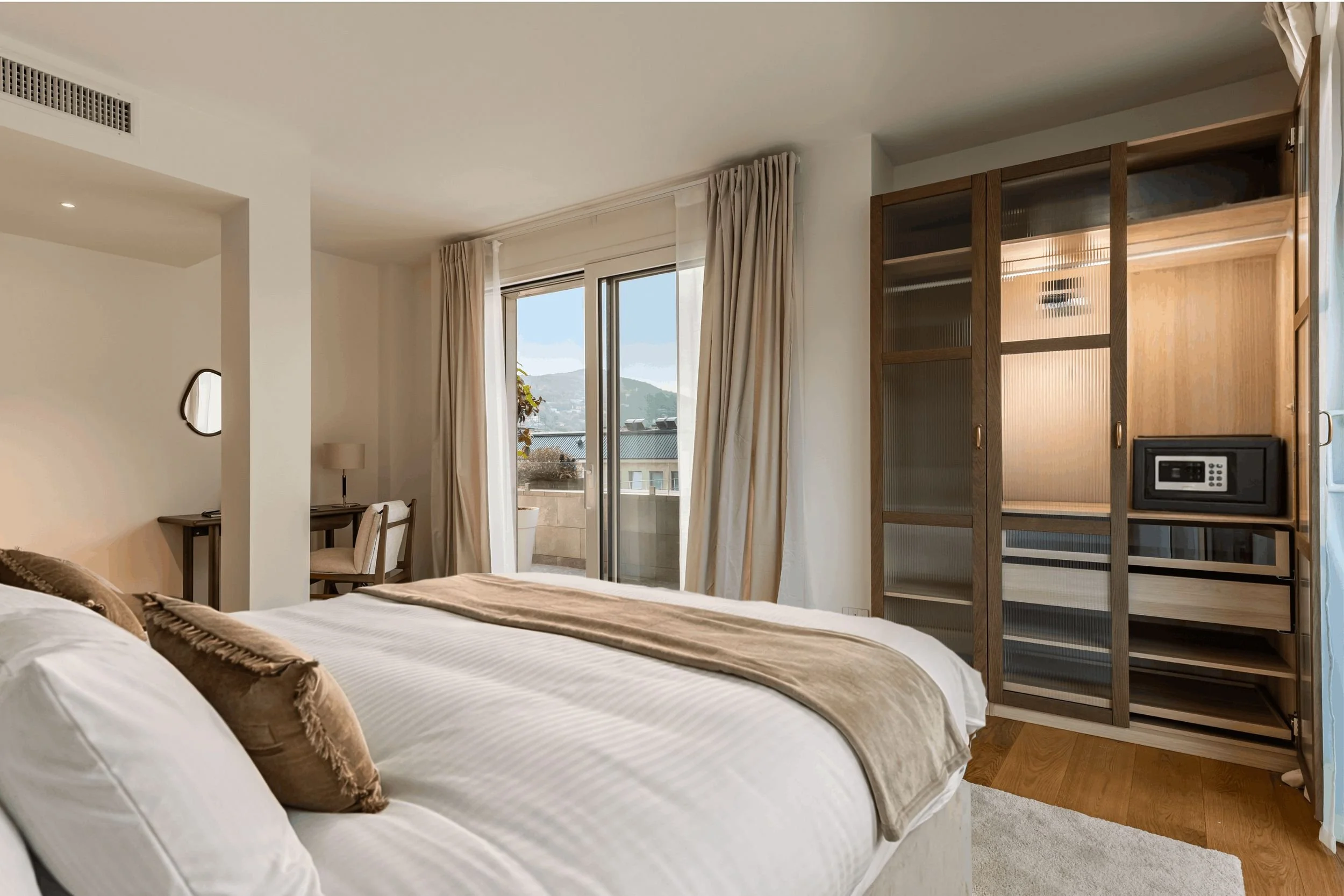 Bedroom 1 02.jpg