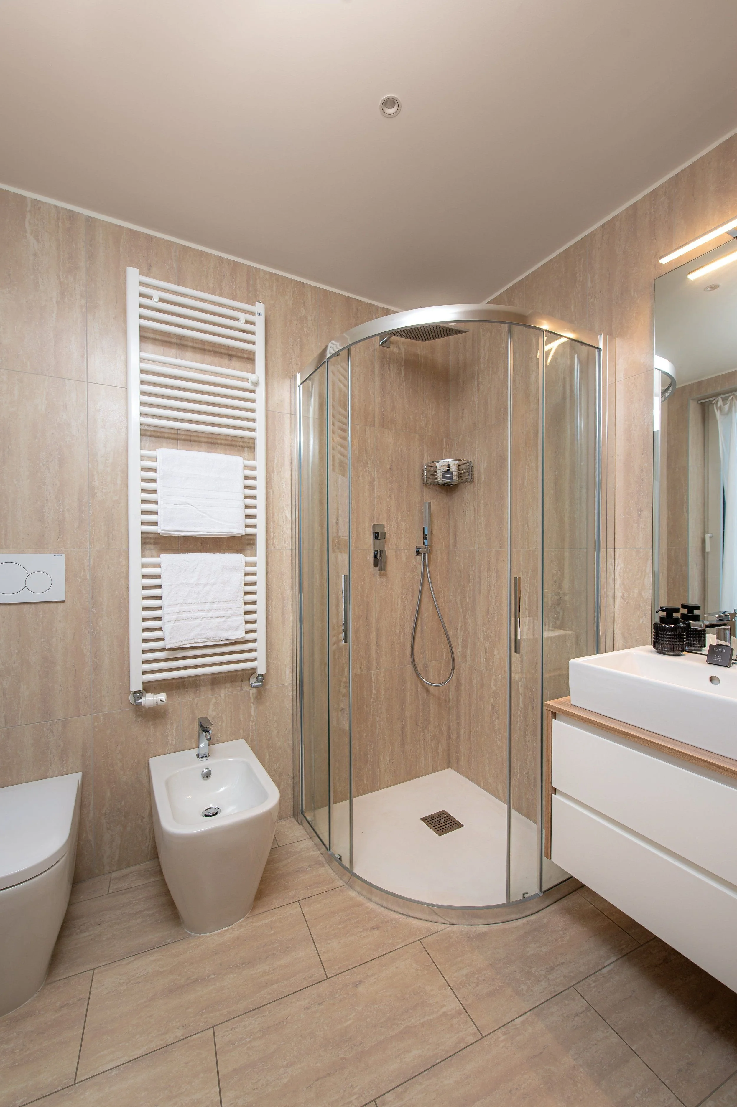 Bathroom 3 01.jpg