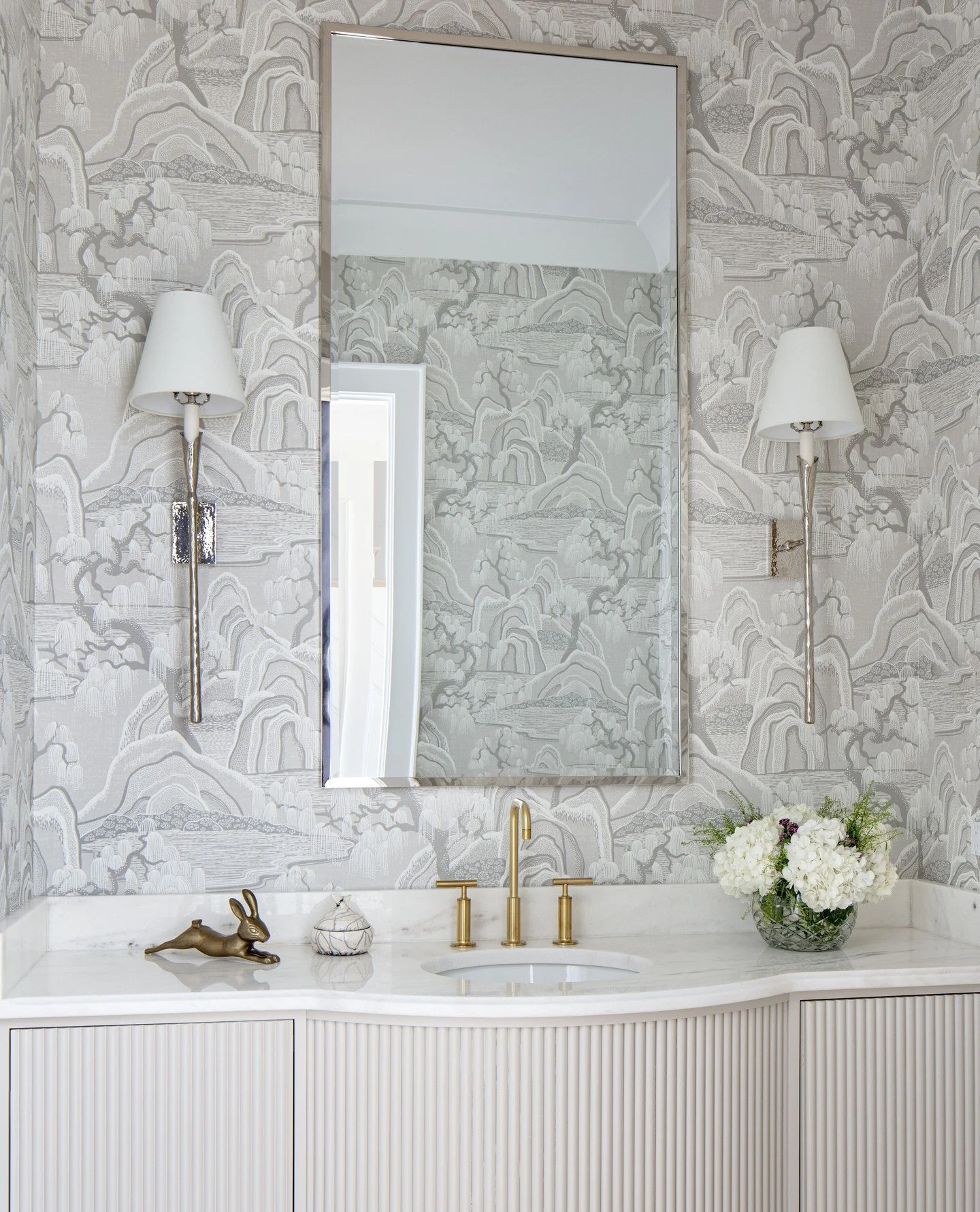 In working with clients especially in new home builds and renovations, we tend to find clients unsure on how to mix metal finishes. We strongly believe it is a MUST to make the home truly curated and elevated (two of your favorite words!). ⁠
⁠
Once w