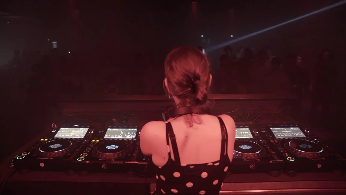 Le 28/06/25 au @lesucrelyon avec @jensen_interceptor_ et @hermethmusic ! 

Merciii c&rsquo;&eacute;tait super mega chouette 🍒

D&eacute;sol&eacute;e pour la qualit&eacute; audio sur les vid&eacute;os, mais comme &ccedil;a &ccedil;a vous obligera &ag