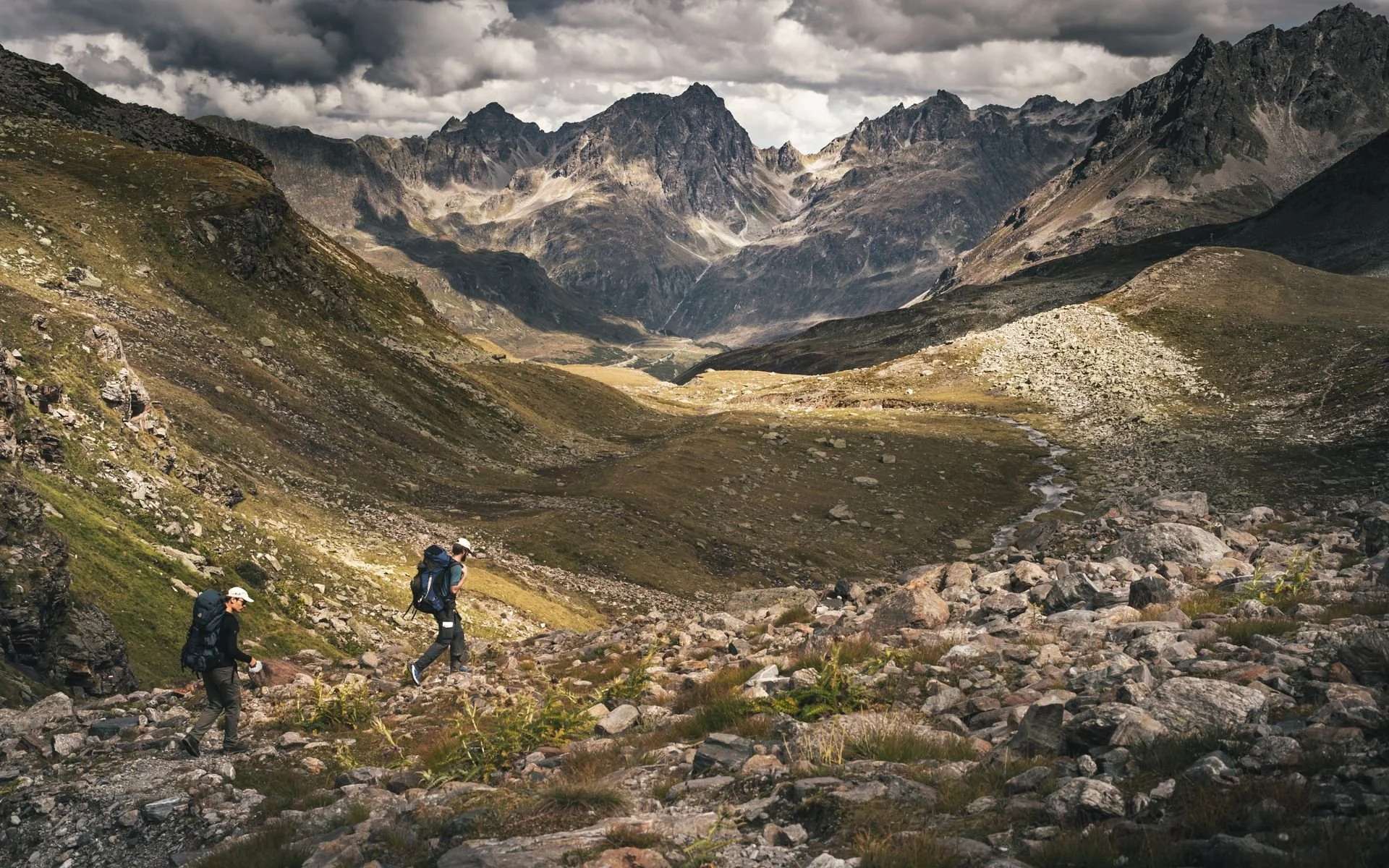 Summit Survival concept homepage with a documentary photo of a group learning outdoors.