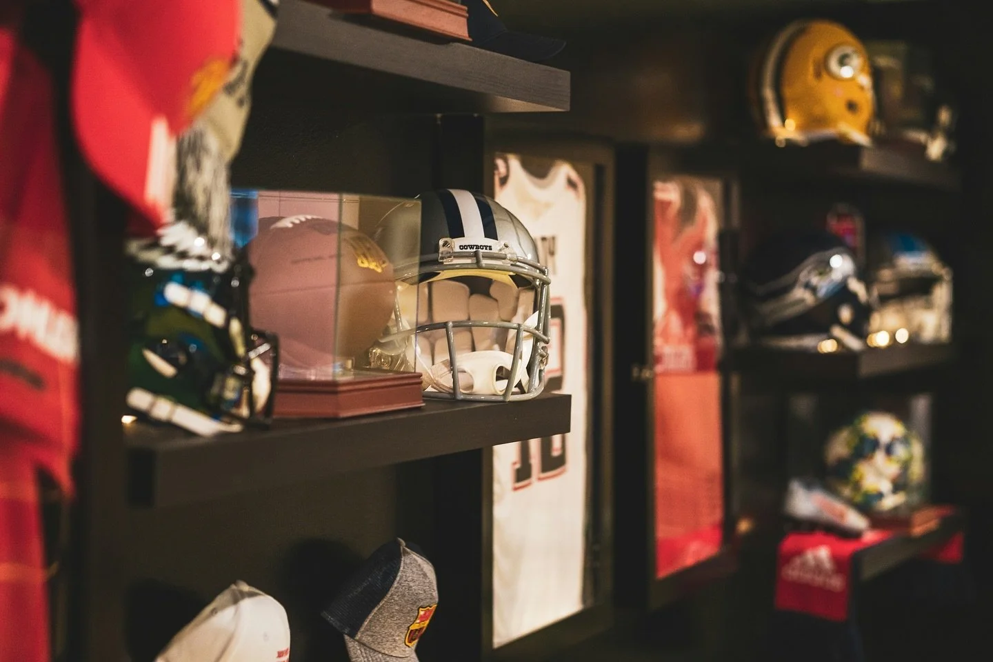 🏈 It&rsquo;s Game Time, Dallas! 🏈
Just like every great team needs the right game plan, you need the perfect game plan when it comes to your next lease or home. Whether you&rsquo;re looking for an apartment in the heart of the city or a luxury leas