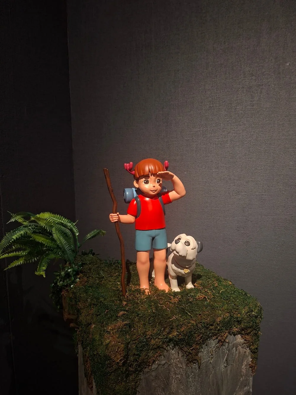 close up of two front teeth's resin sculpture overseeing the exhibition