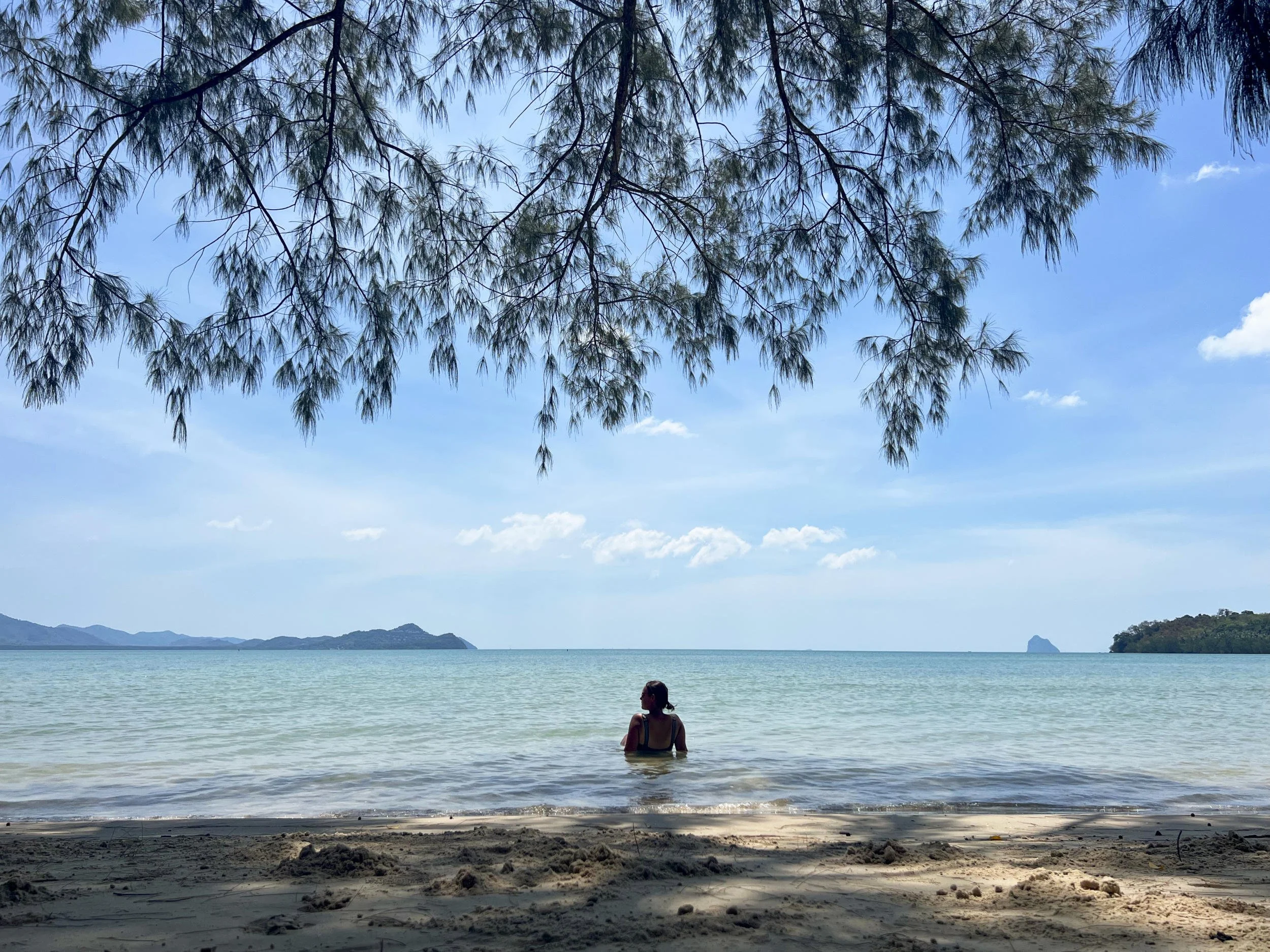 2023 - Wilke ligt in zee op Thais eiland.jpg