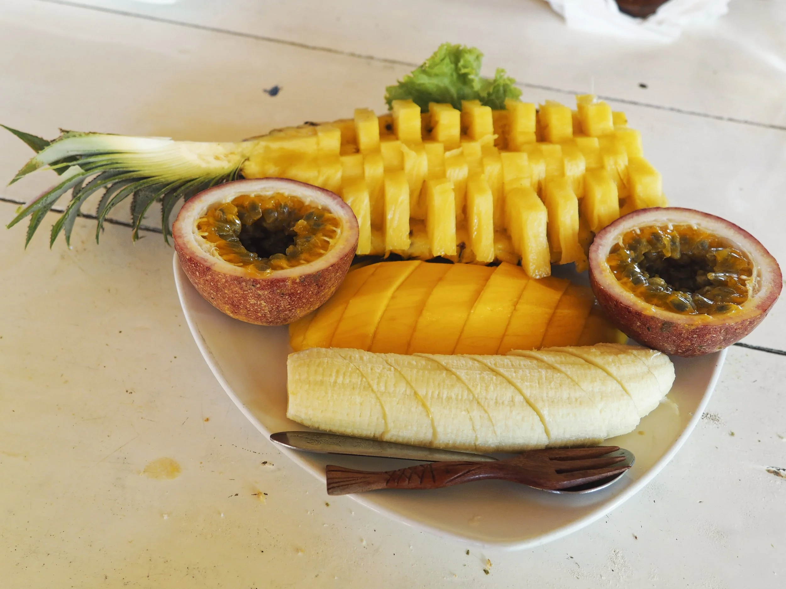 2018 - Bord met tropsiche vruchten in Thailand.jpg