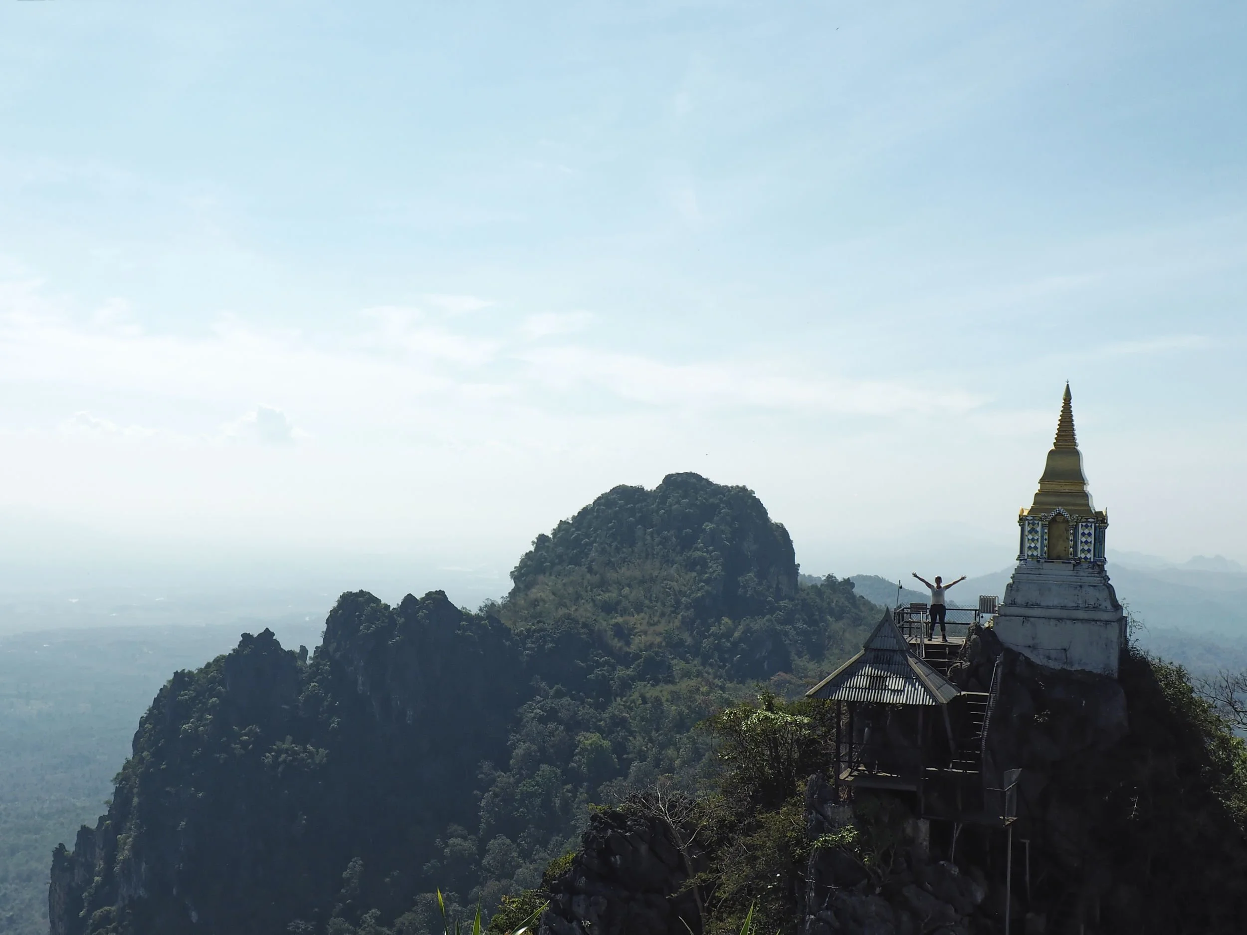 2018 - Panorama van Wat Chalermprakiat tempels in Lampang.jpg