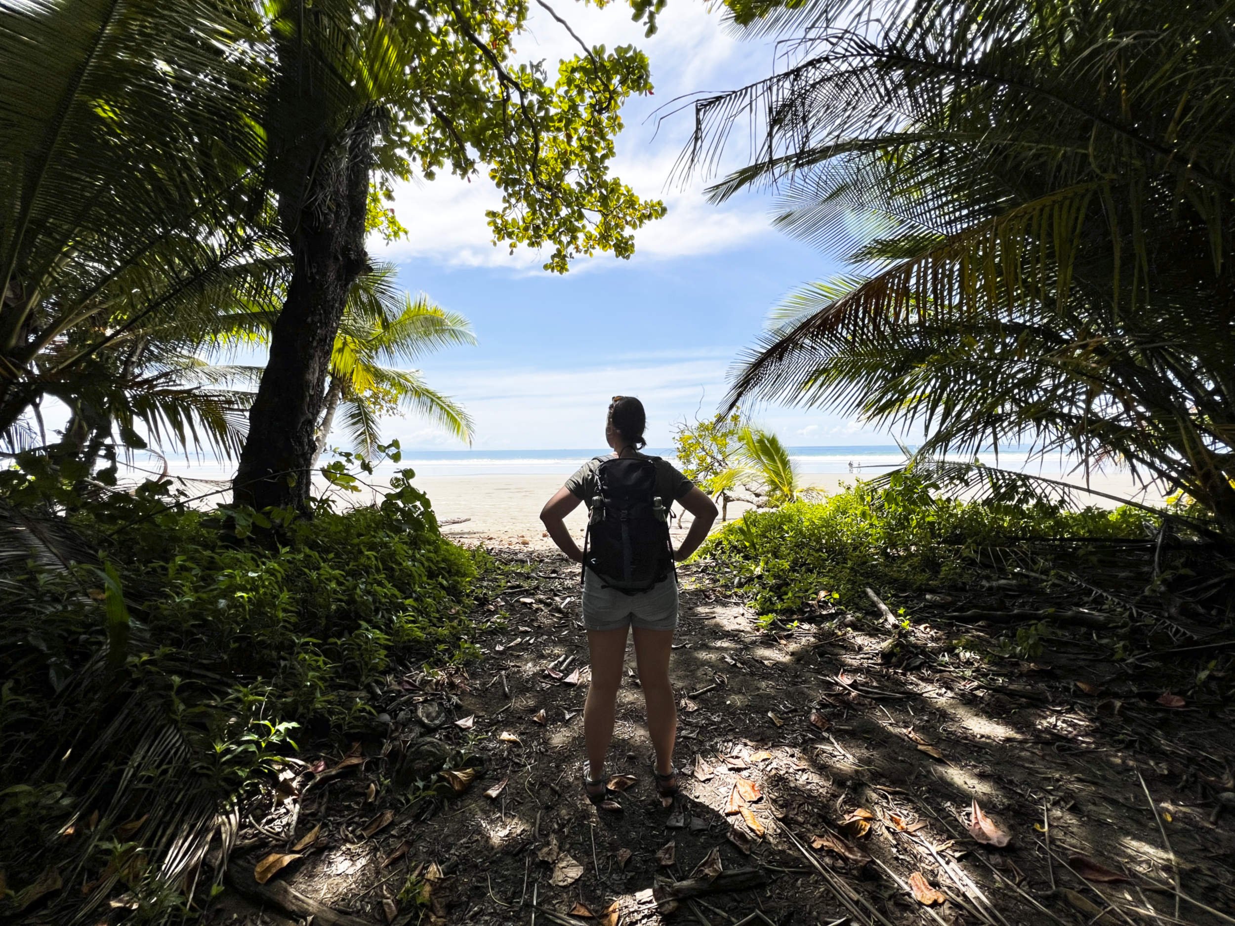 2022 - Wilke loopt naar strand Uvita door jungle.jpg