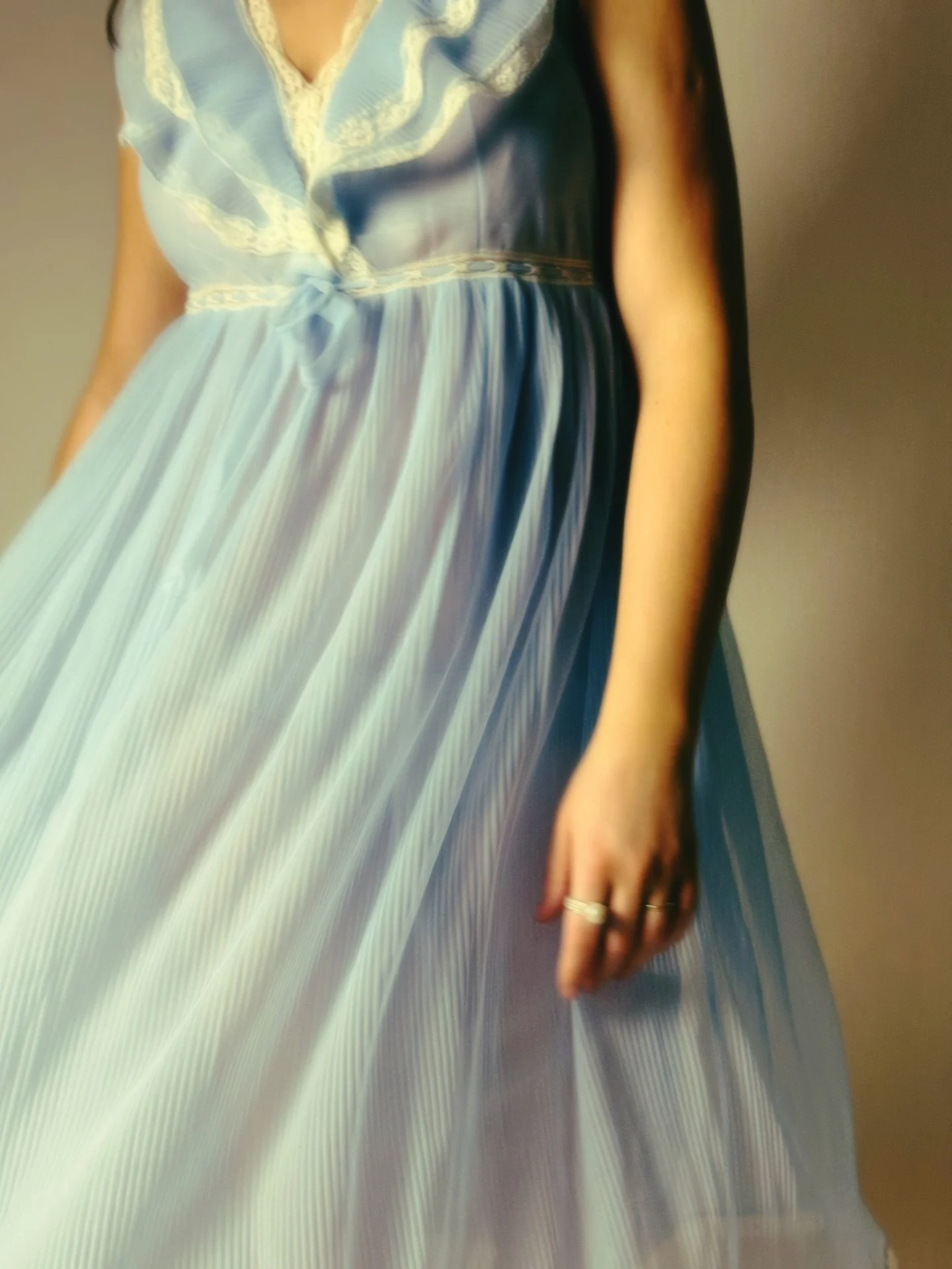 Was Vintage Mode ausmacht,
ist nicht das Alter &ndash;
sondern die Sorgfalt.
Handwerk statt Eile.
Details statt Abk&uuml;rzungen.

#vintagedetails #fashionhistory #handwerk #slowfashion #modegeschichte