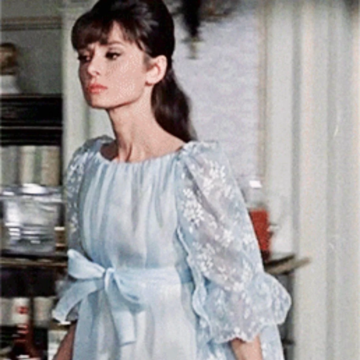 Audrey Hepburn, Paris When it Sizzles, 1964 🎞️

Nachthemd / Spitzenkleid, entworfen von Givenchy

#fashionhistory #cinemafashion #vintageaesthetic #historicalfashion #filmmode