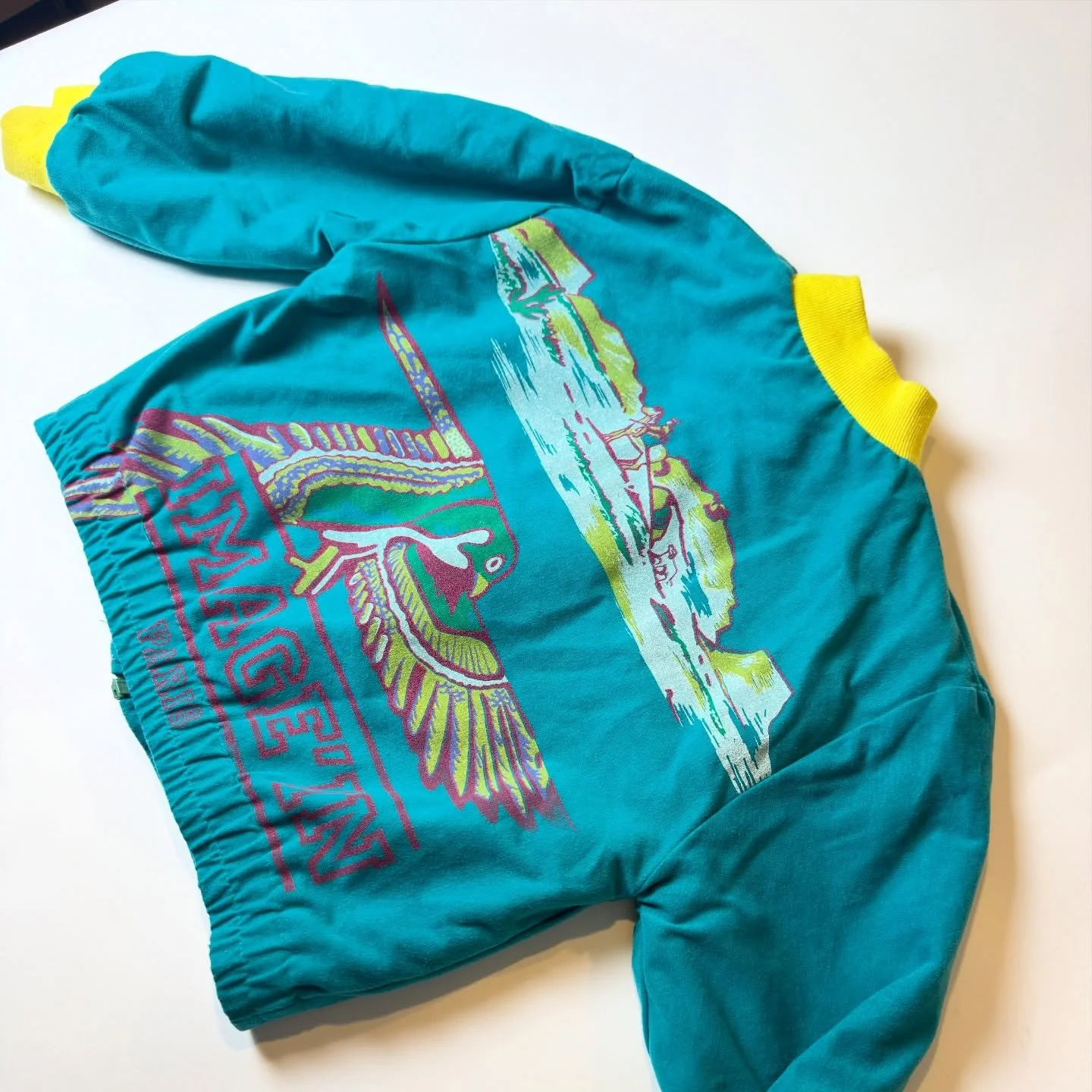 👀 es gibt nur eins und du schaust es gerade an! Schnell sein lohnt sich manchmal doch ☺️

#vintage #vintagejacke #kinderjacke #80er #80erjacke