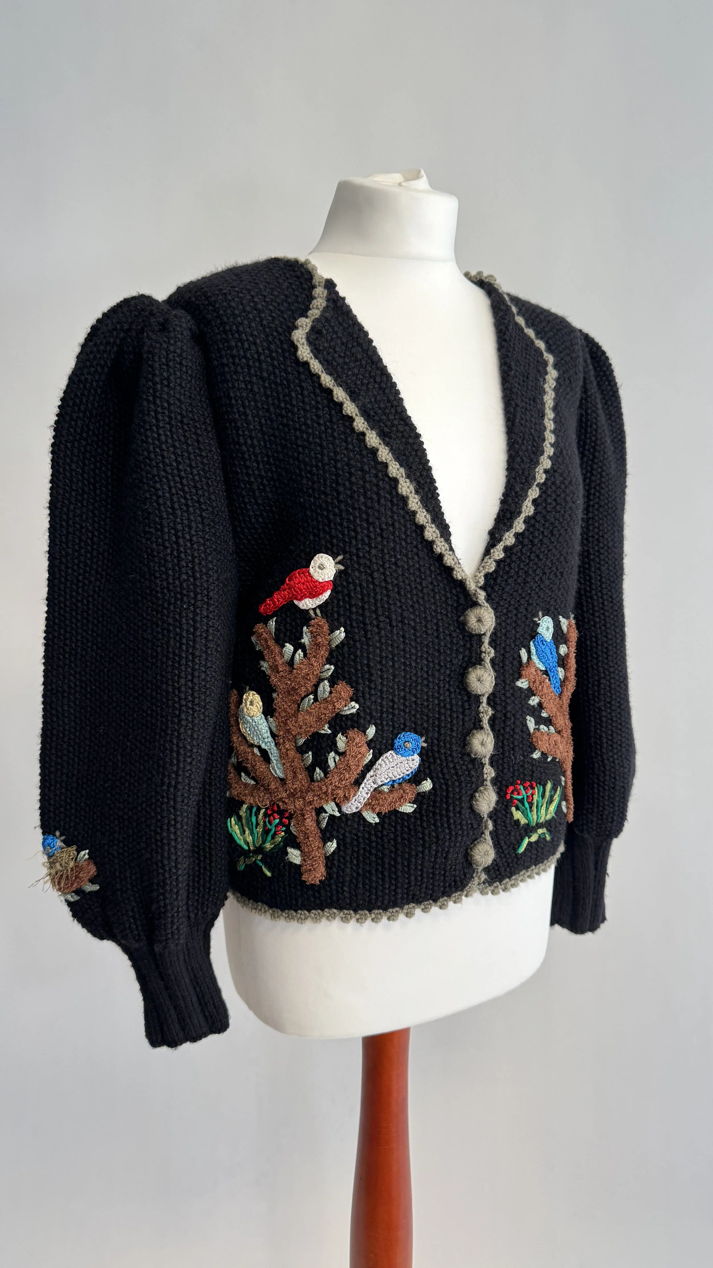Cardigan | Strickpoesie mit Piepmatz-Charme | 1980er Jahre