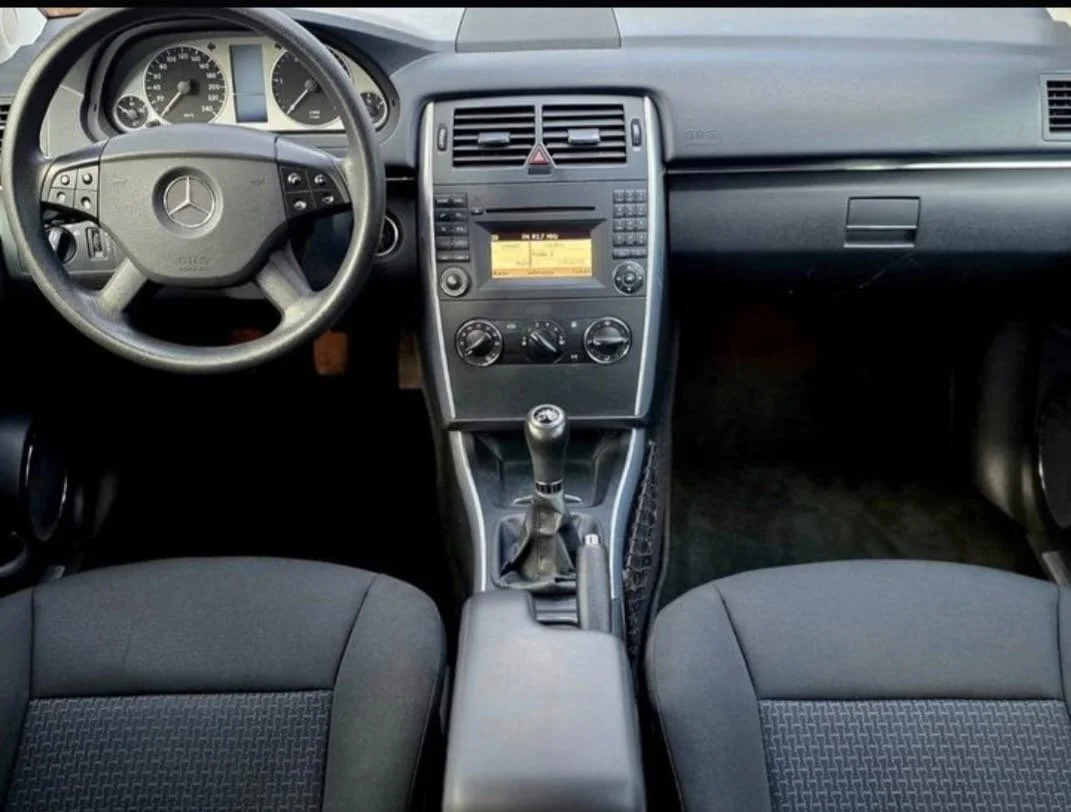 The interior dashboard of a vehicle showing climate control and gear shift, with a digital display showing the temperature set at 23°C and the vehicle is in neutral.