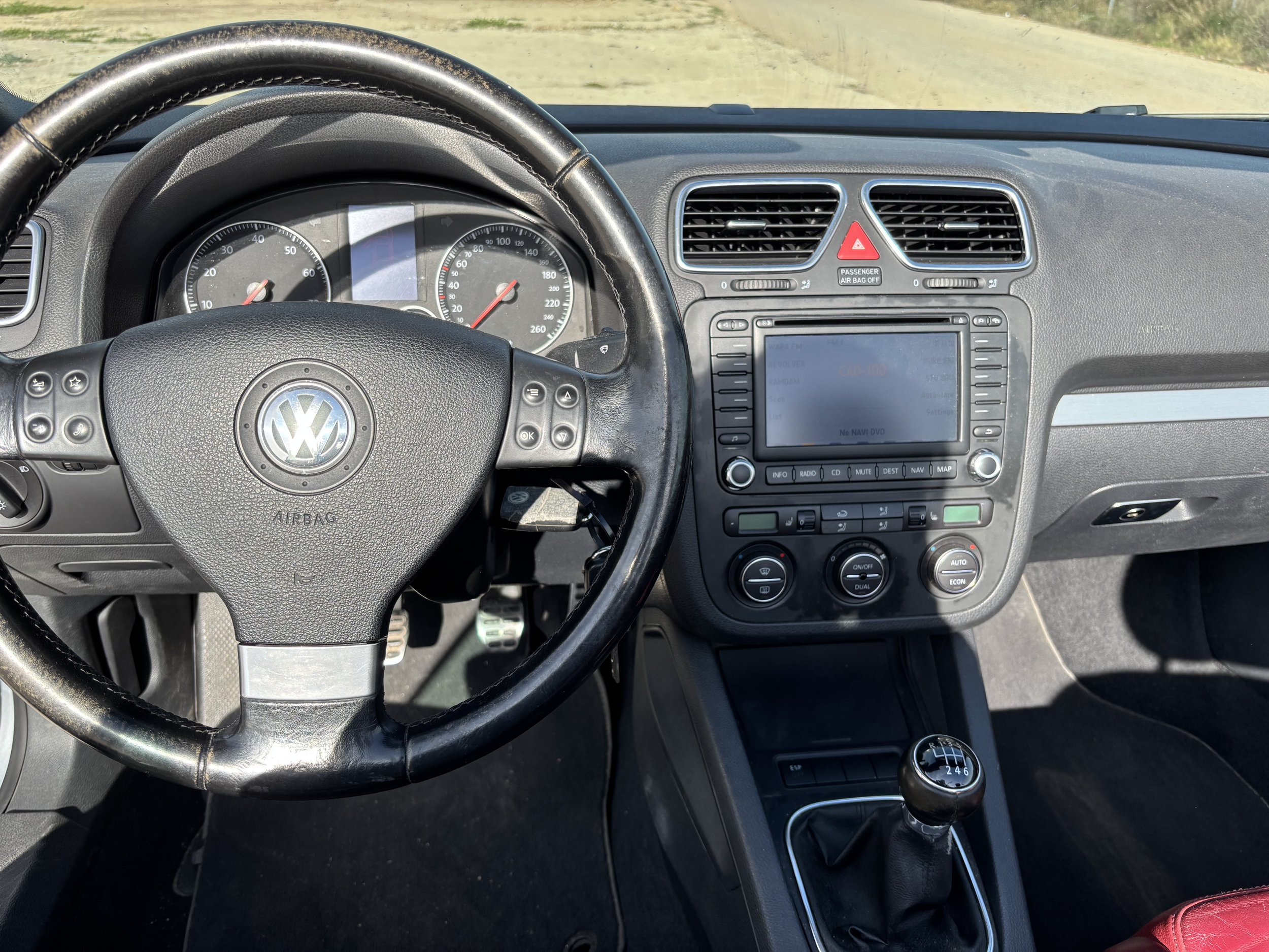 The interior dashboard of a vehicle showing climate control and gear shift, with a digital display showing the temperature set at 23°C and the vehicle is in neutral.