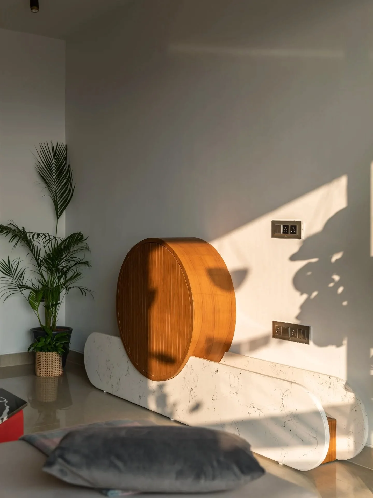 The personality here sits in the choices you notice twice. A wardrobe with cane textures, geometric forms, and layered finishes, entrance gate that mixes tones without trying to match, and art that leans abstract but stays grounded. Nothing screams f