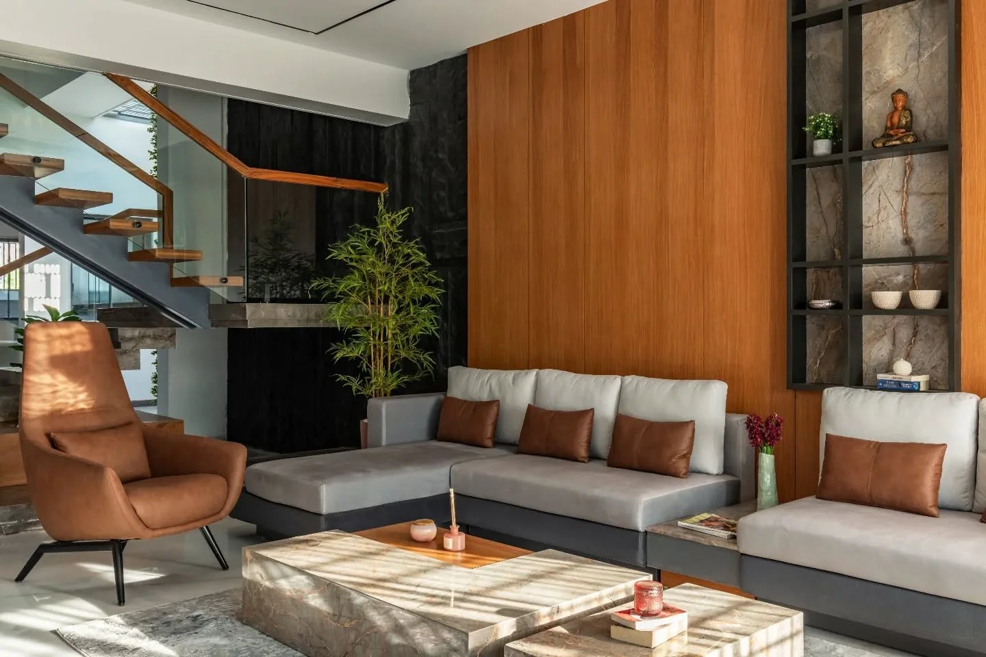 There&rsquo;s a certain ease to how this house holds itself together. Clean lines, open stretches, and a palette that stays disciplined&mdash;until it doesn&rsquo;t. A sofa in teal, a wall that leans tropical, a flash of pink&mdash;small shifts that 