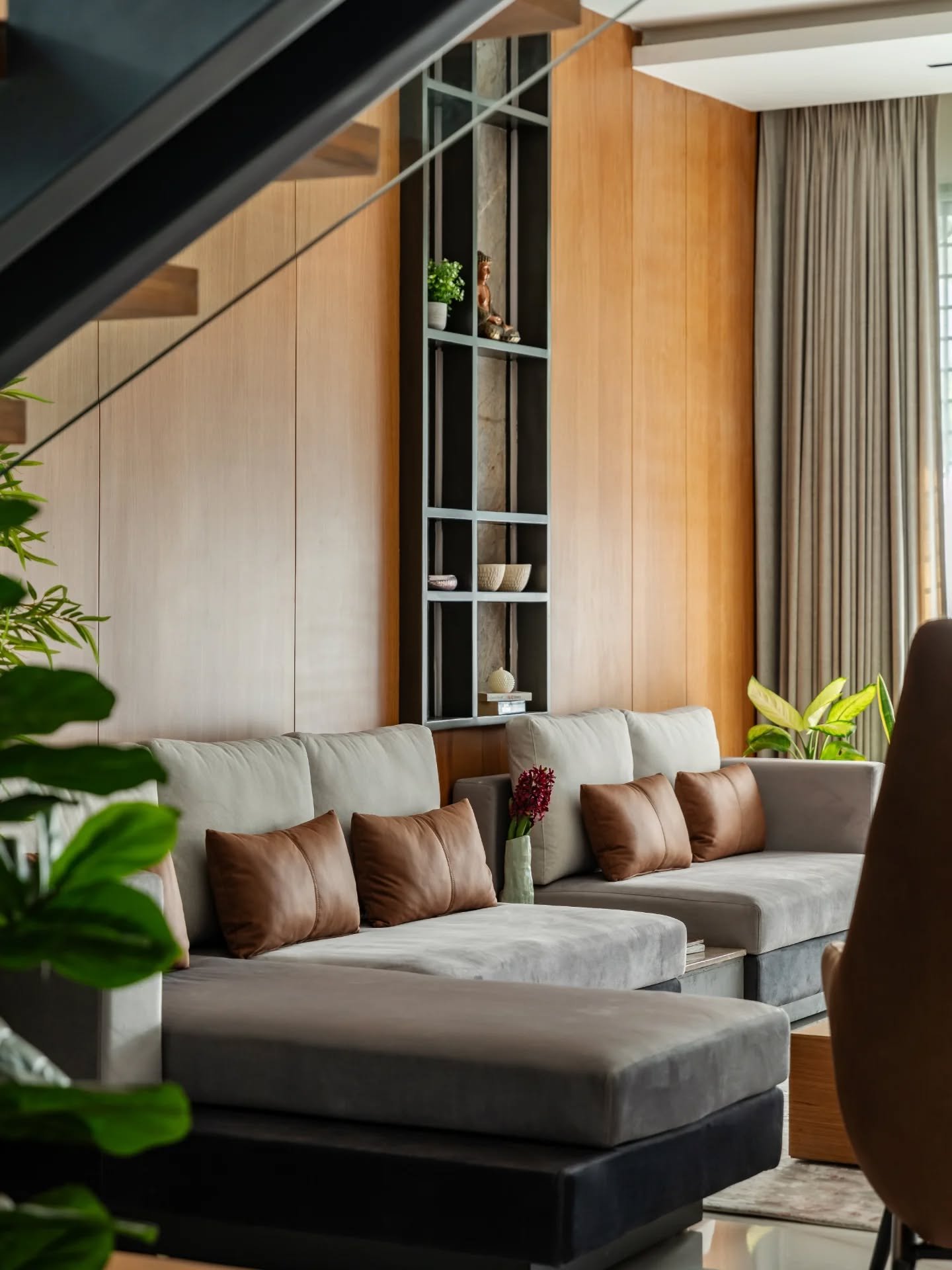 Minimal doesn&rsquo;t have to mean muted, and this home proves it quietly. White surfaces keep things crisp, wood and black ground the palette, and then colour slips in just when you least expect it&mdash;teal, blush, a hint of tropical. The spaces s