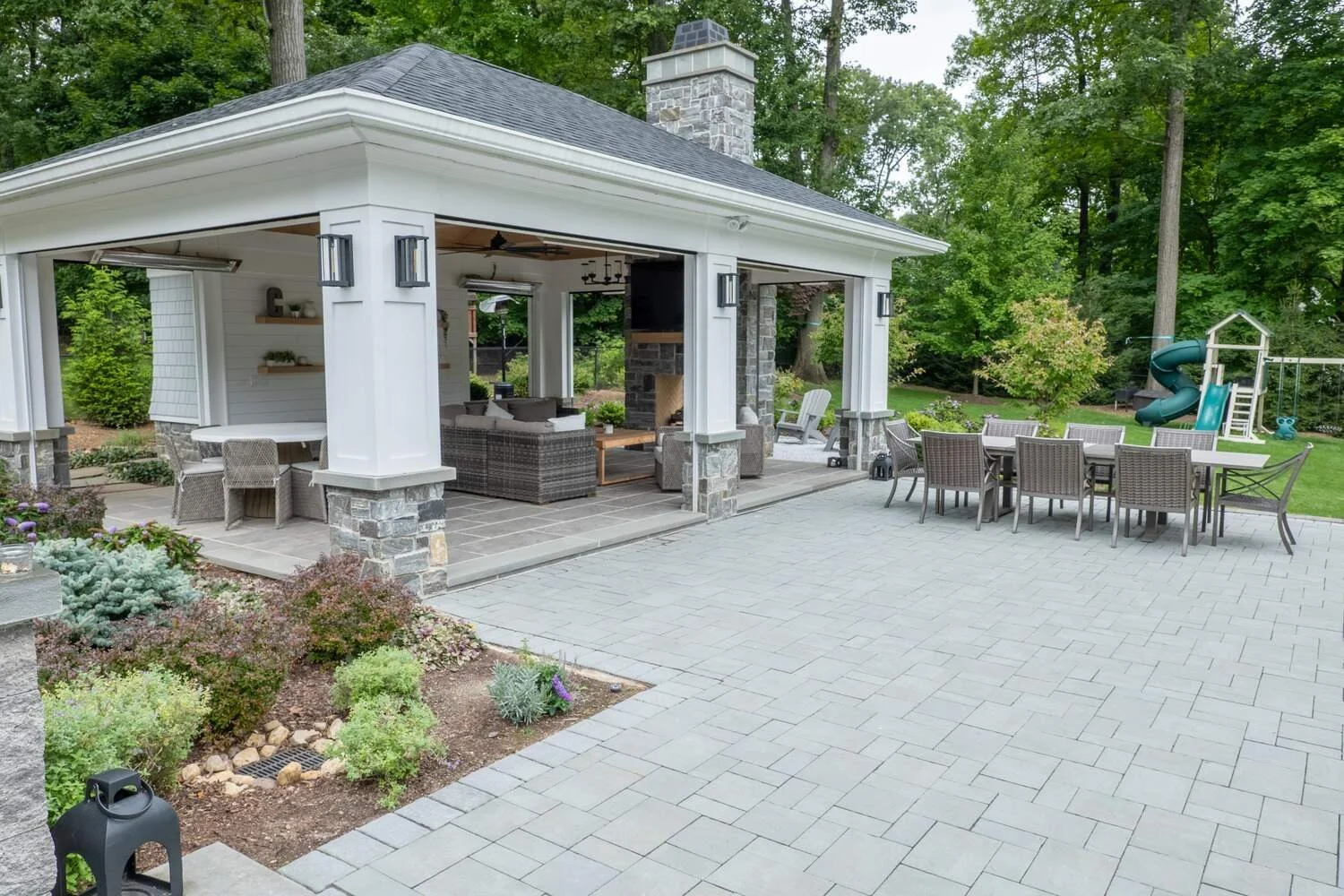 Stone+pathways+and+elegant+landscaping+around+outdoor+living+space+in+Wyckoff,+NJ.jpg