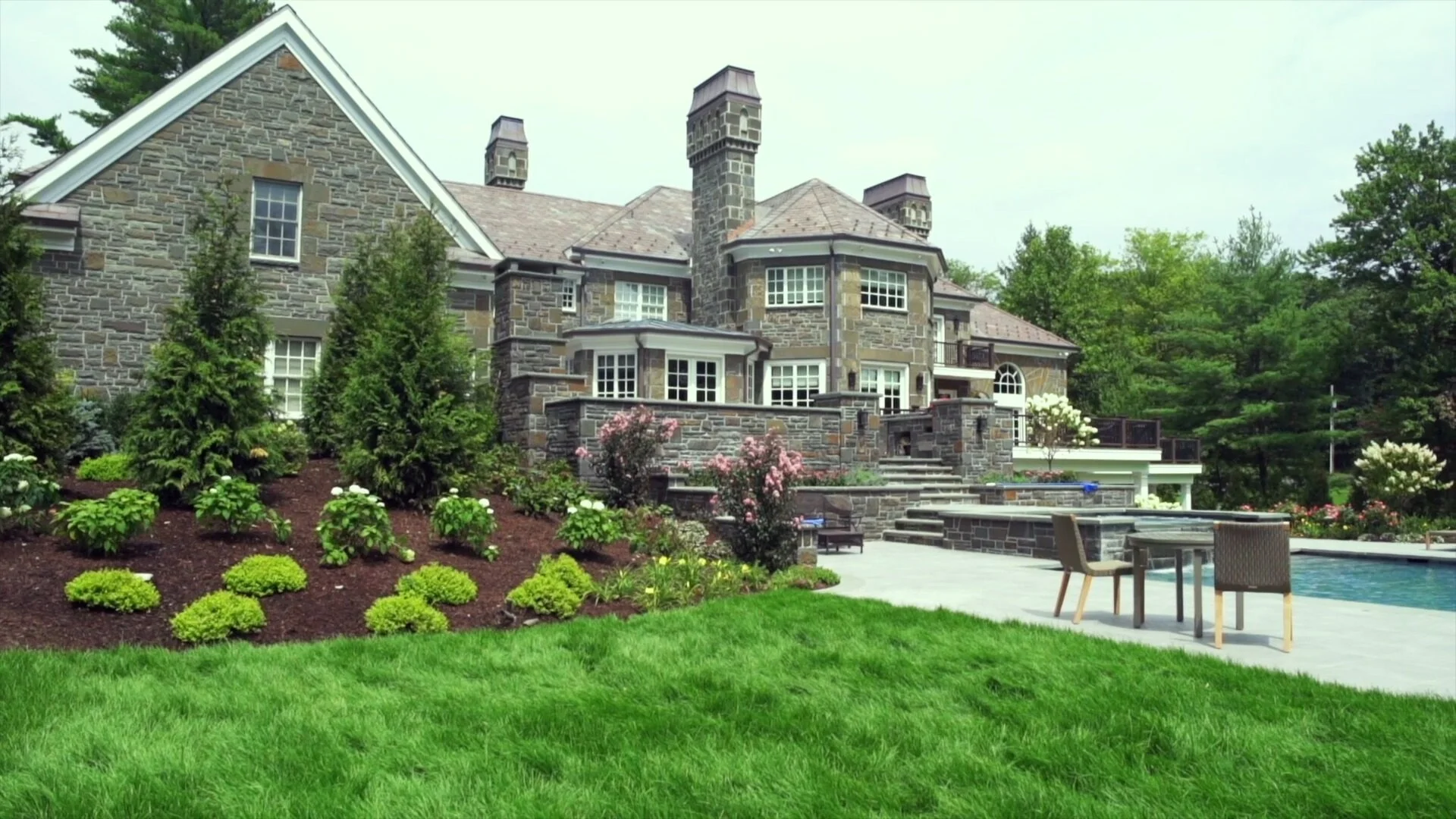 Seamless Indoor-Outdoor Living Space With Luxury Landscape Design