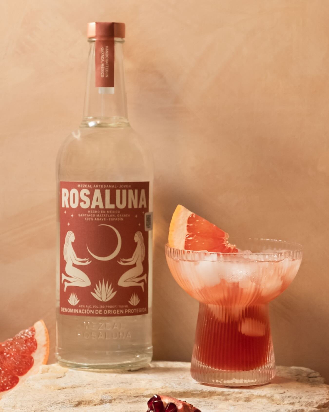 🌙🍹 Rosaluna is an all-natural, handmade agave spirit distilled in the rolling hills of Santiago, Matatl&aacute;n&mdash;the heartland of mezcal in Oaxaca, Mexico. It's the LESS smoky mezcal you're sure to love! 

📸 by Rosaluma
#DrinkToTheMoon #Mezc