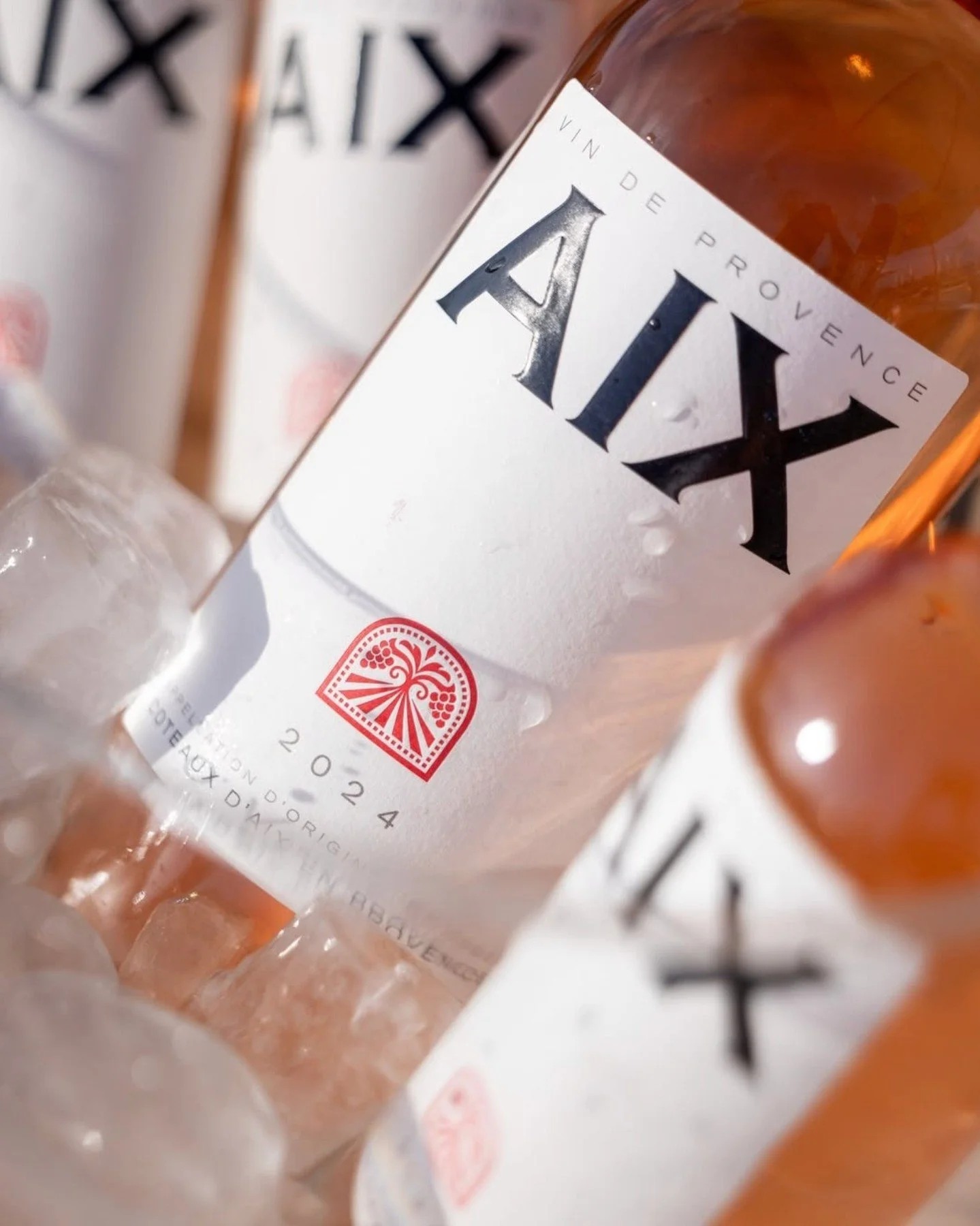 The Vin De Provence @aixrose.official is distinguished by its bright pale pink hue, a signature of its expertly crafted dry wine style. 

👃 On the nose, it reveals enticing notes of fresh red berries, complemented by delicate hints of melon and grap