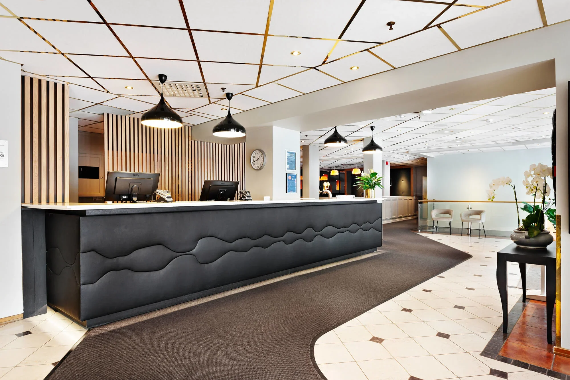 Quality_Hotel_Augustin_-_Lobby_-_Reception_desk_original.webp