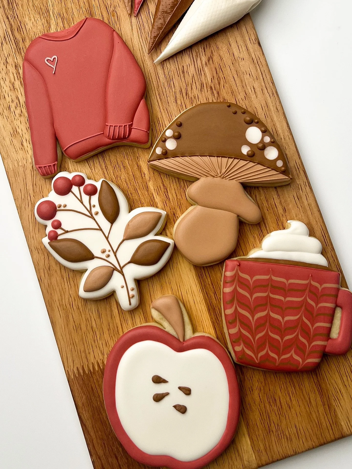 Come make some cookies with me!

I know what you&rsquo;re thinking &ldquo;yeah, ok, Maddie, I could never make cookies that look like that.&rdquo;

FALSE. 

I have taught HUNDREDS of people in the Twin Cities how to make beautiful cookies. Many have 