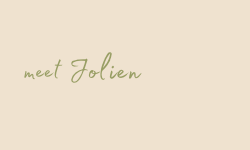 Handwritten green script reading “meet Jolien” on a beige background.