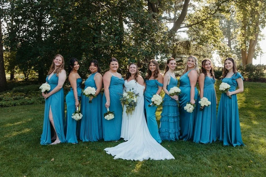 bridesmaid with bride at cantigny