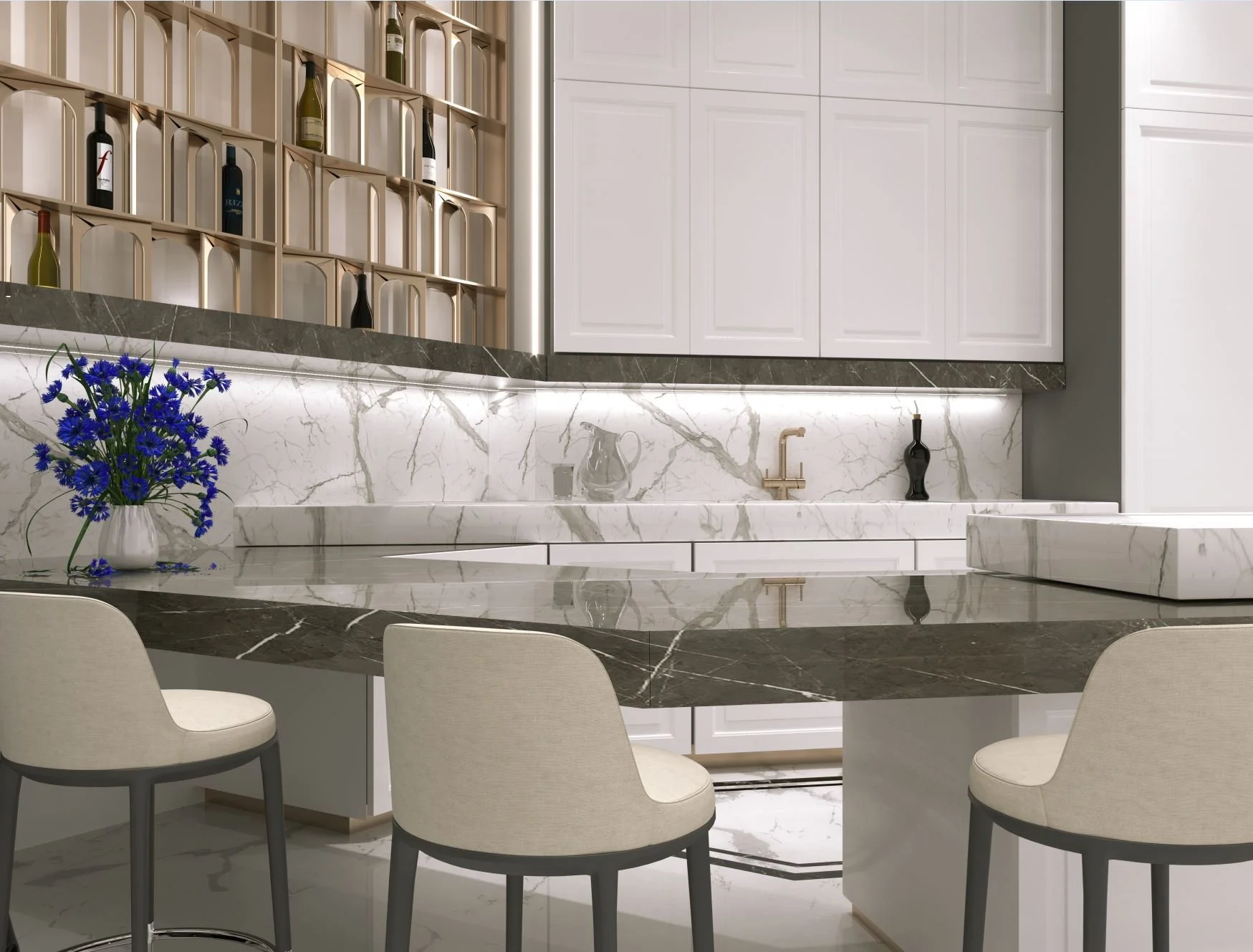 Cucina moderna con tavolo di marmo, sedie bianche, scaffale con bottiglie di vino, vaso di fiori blu e mobili bianchi.arch-12 A-12  Simone Rosi design