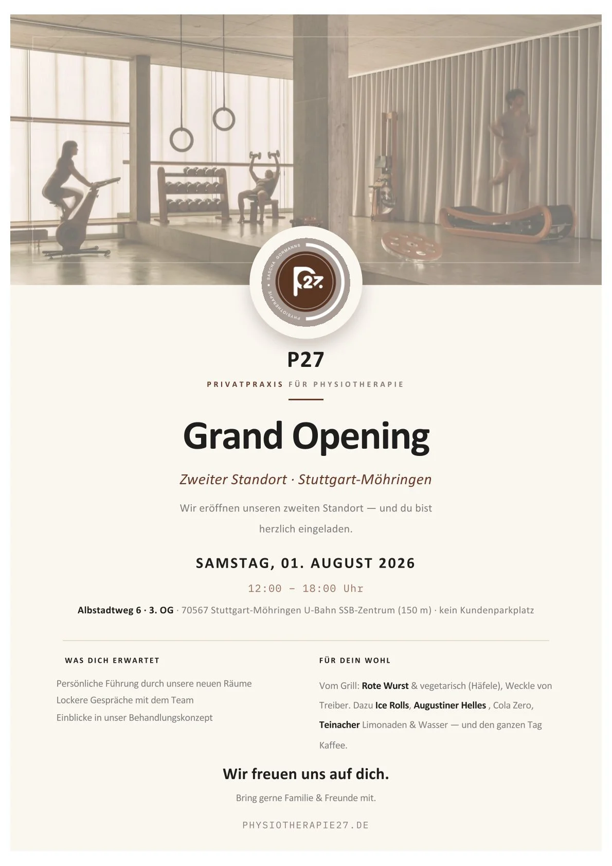 Ein Einladungsschein für die Eröffnung einer Physiotherapiepraxis namens P27, Standort Stuttgart-Möhringen, am 1. August 2026, mit Fitness- und Therapiemöglichkeiten, inklusive Details zum Ort, Zeit, Angebot und Kontaktinformationen.