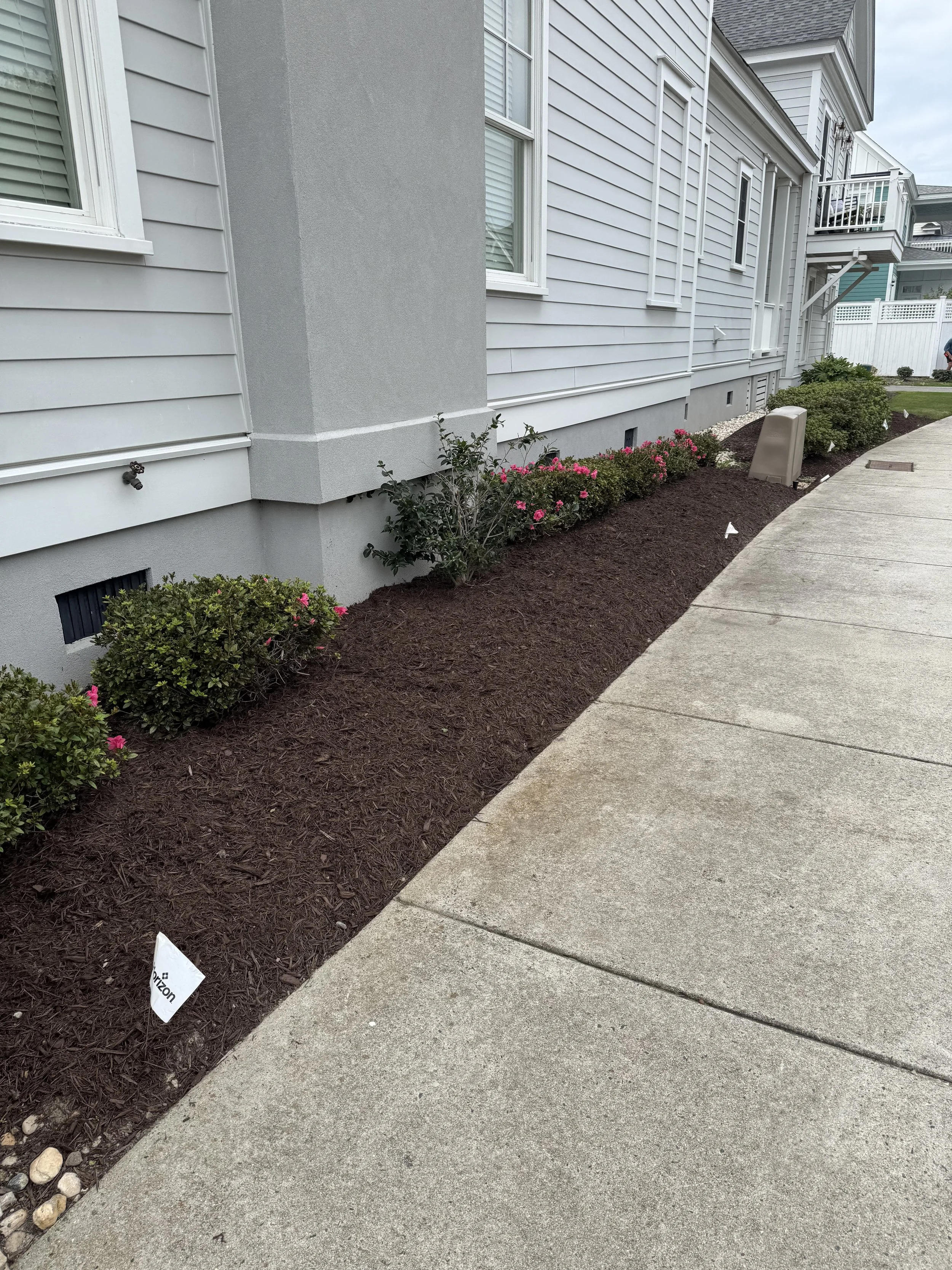 Bed Cleanup & Mulch Install — Weeded beds, sharpened edges, and a fresh 2–3" mulch layer for a polished finish.