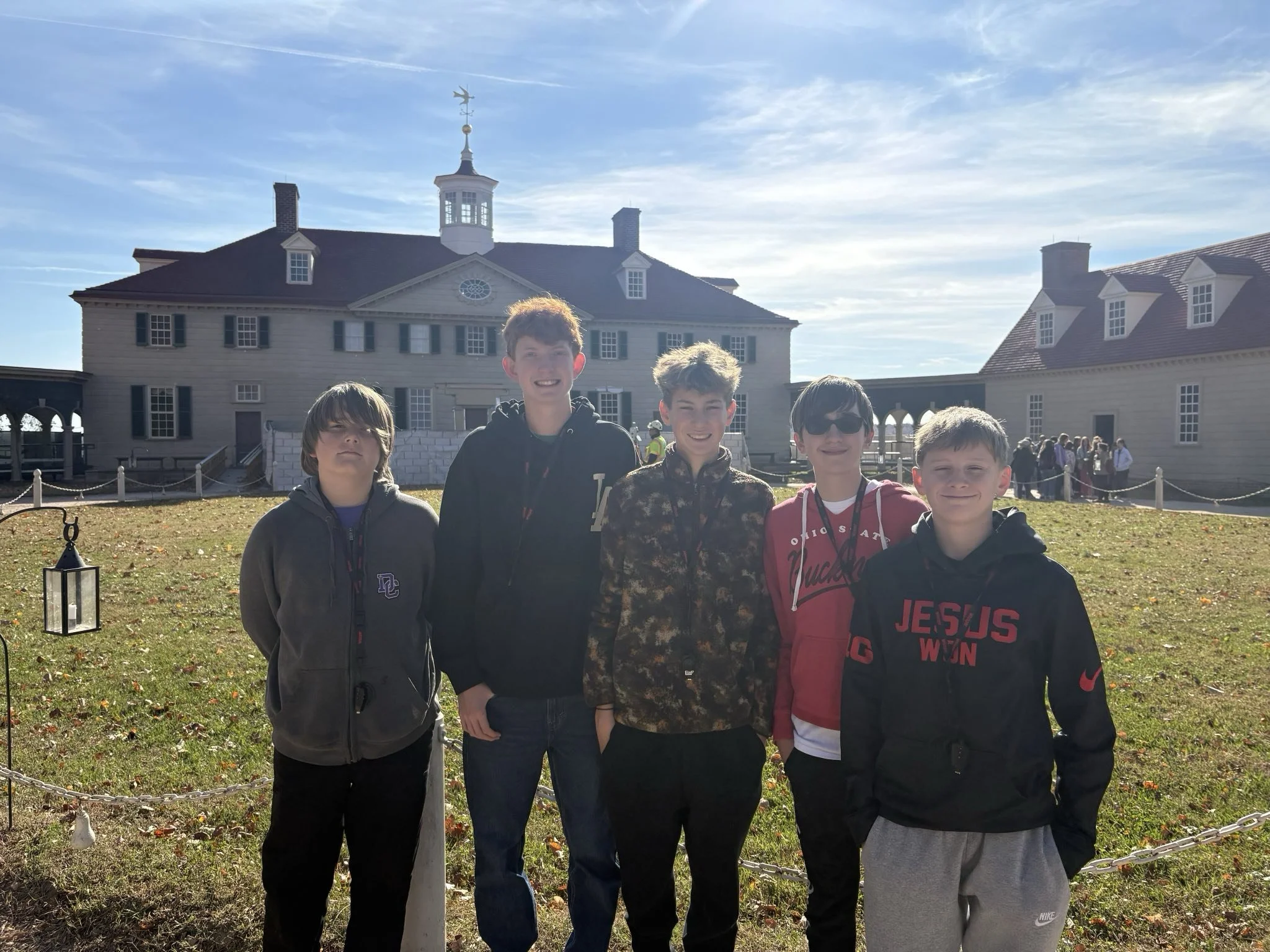 Group photo in front of Mount Vernon