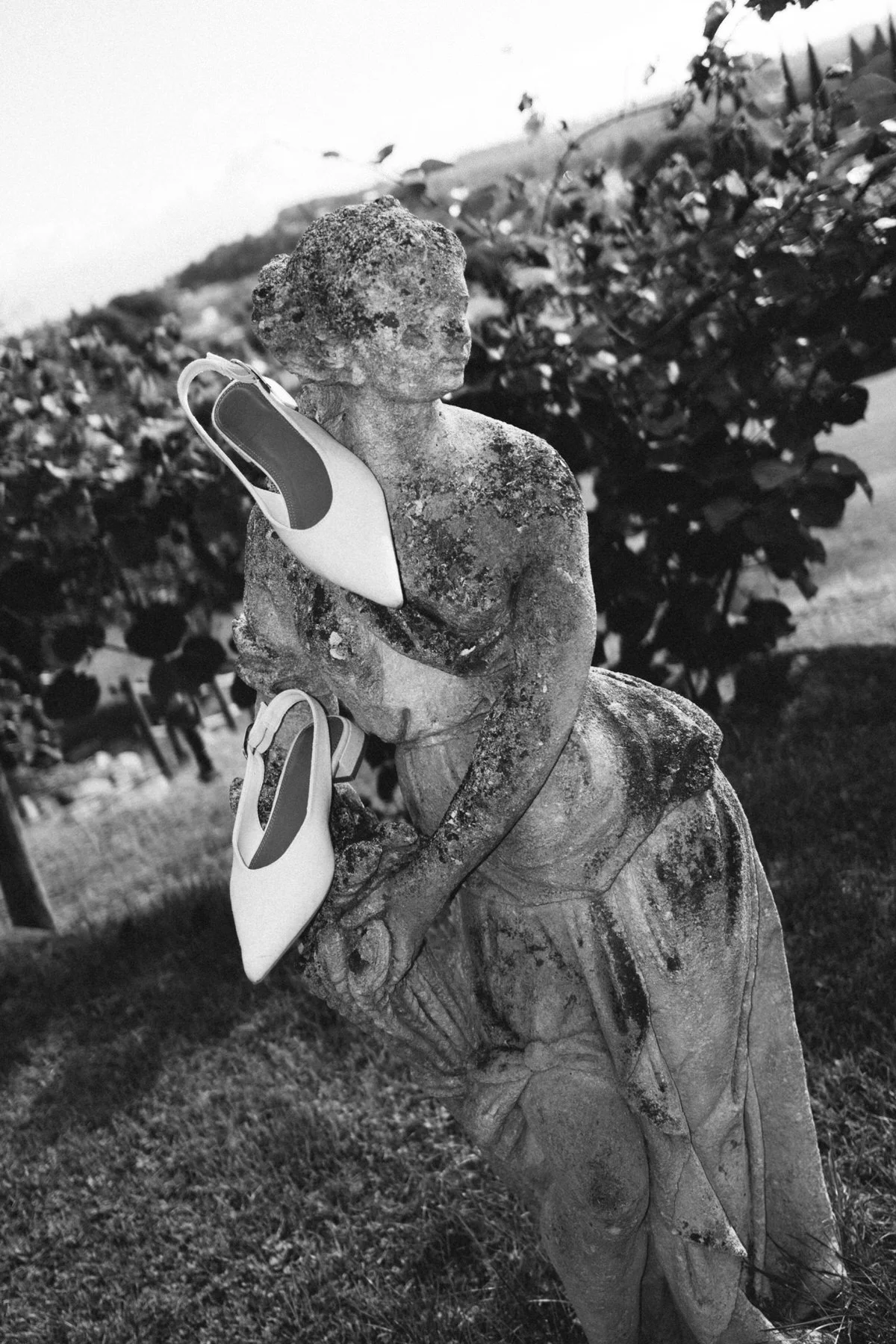 shoes of the bride on an Italian statue at lake garda