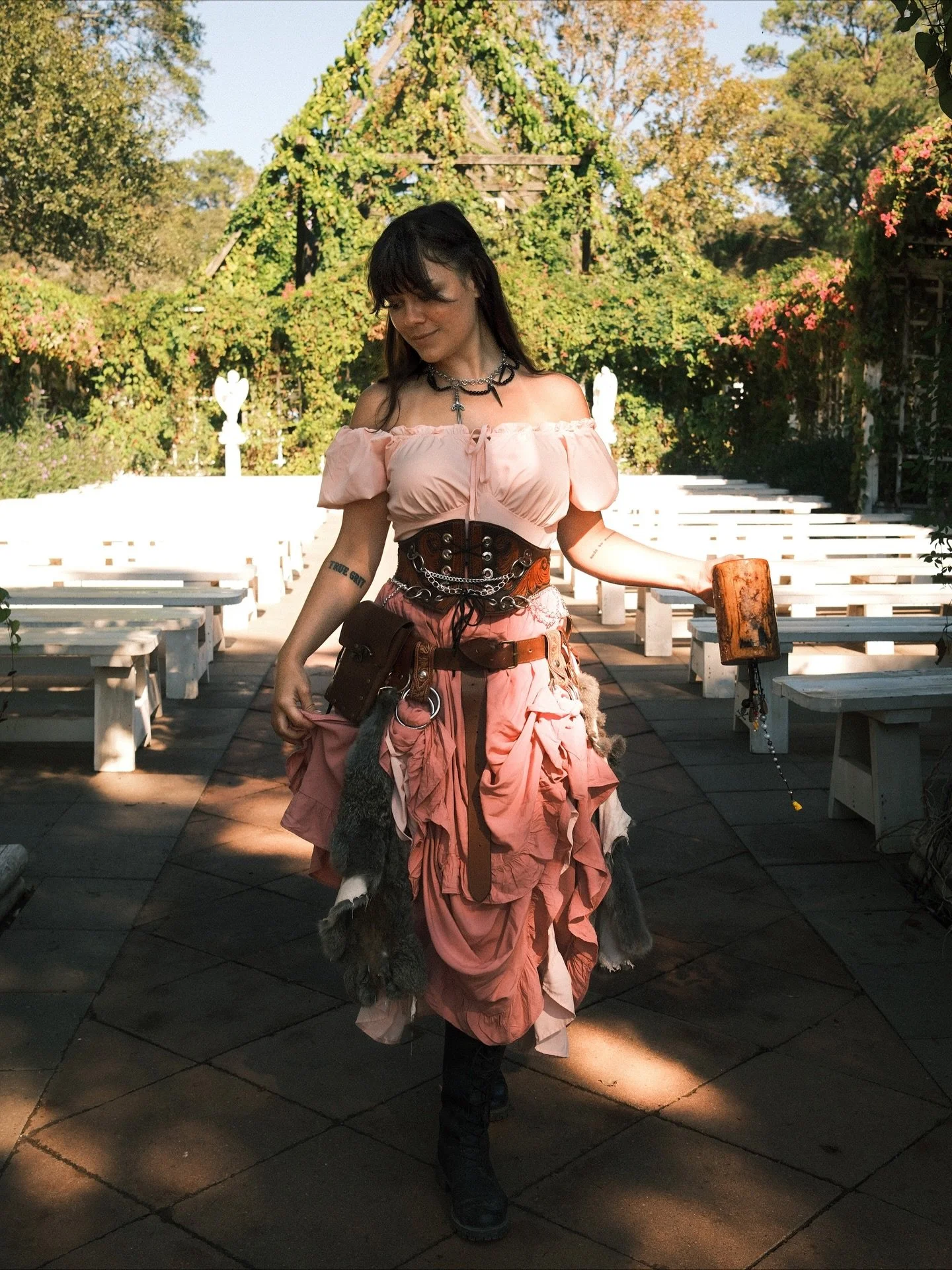 Made this waist clincher in a weekend ((somehow)), about 11hrs of work. I made the chains to be interchangeable where they clip on and off too! Thinking of making another to put up on my shop 👀  great weekend at TrF!1

#leather #leathercraft #renfai