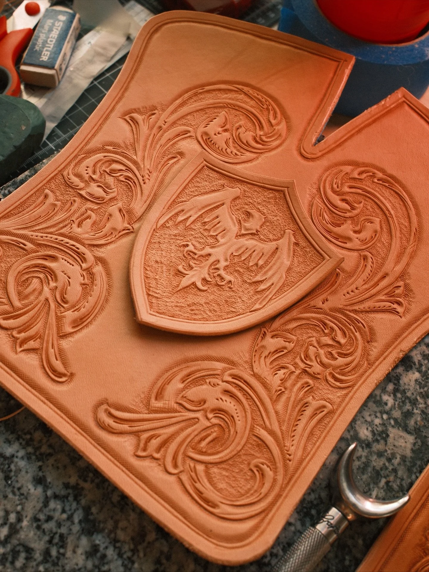 Making a piece of leather shoulder armor for my love @gassy_mexican , I&rsquo;ve got til next Thursday to finish it and I think I can do it. We have a cold front coming in so my body is truly suffering the change but I think I can still smash this pi