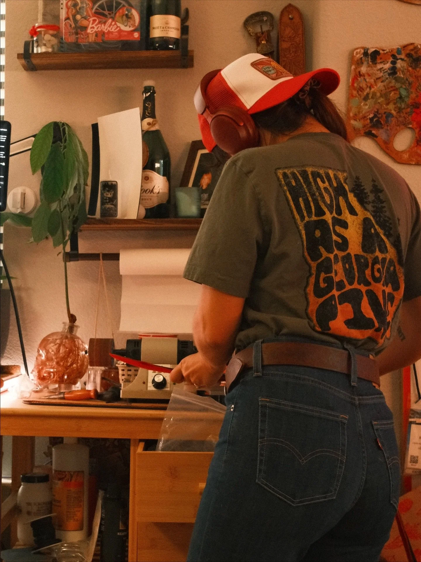 In making mode. Looking to be in bbq and river mode tho soon. 

#atxartist #leathercraft