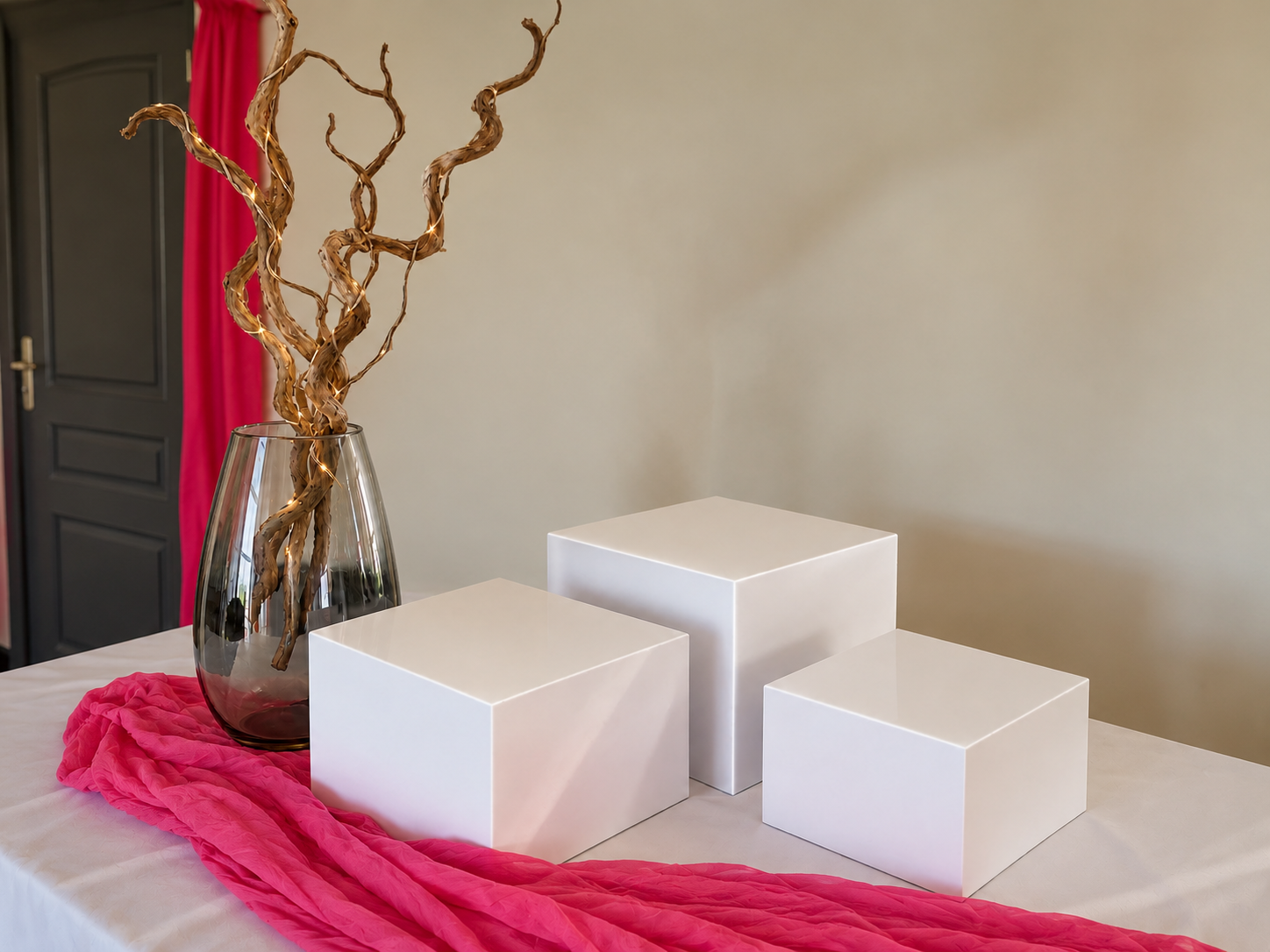 location-presentoirs-cubes-blancs-trois-tailles-maison-rilo
