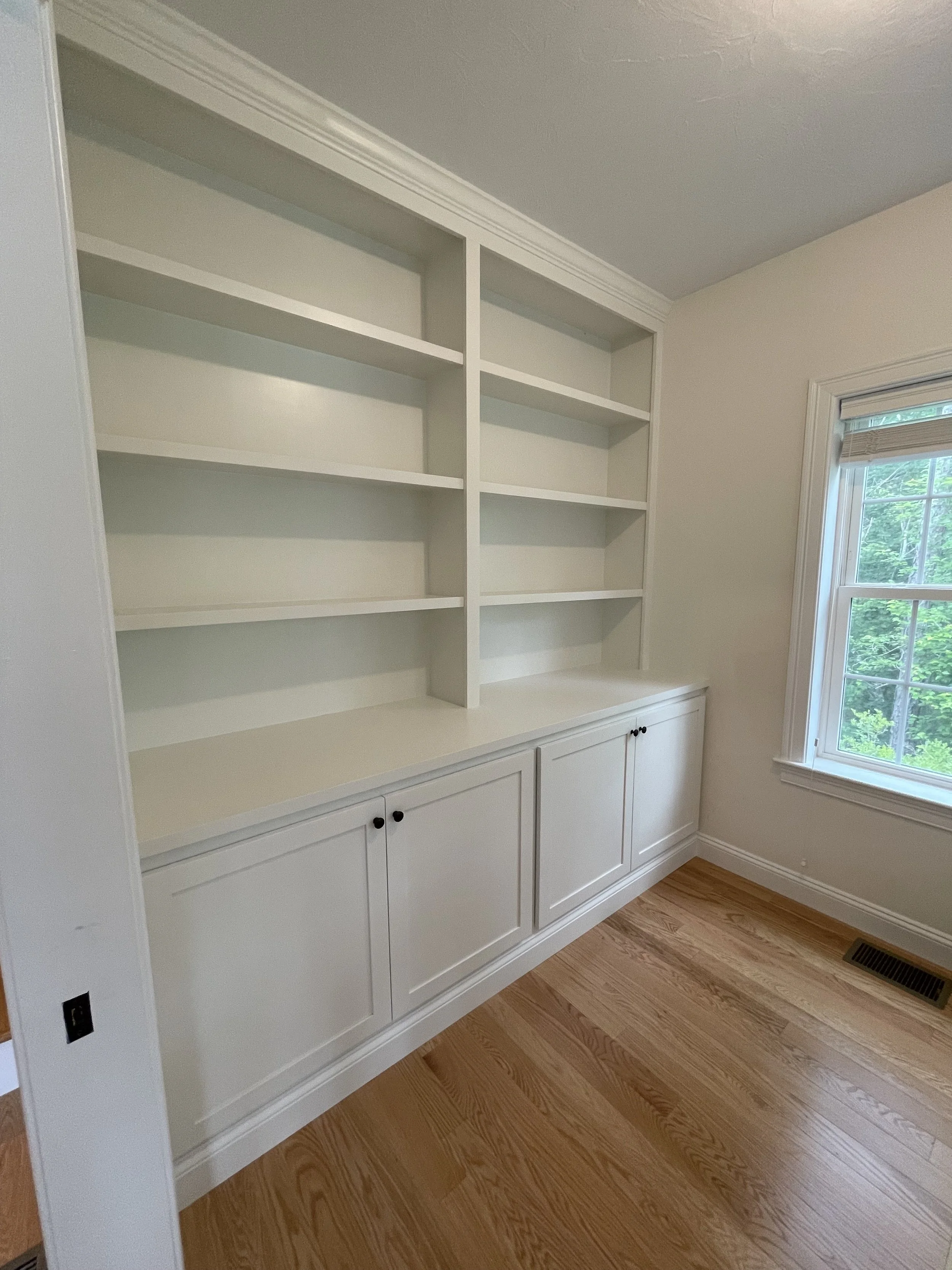 Built-in office cabinets and display bookshelves