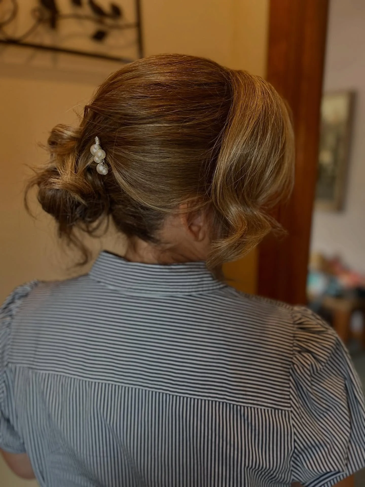 This MOG was worried her hair was too short for an updo, but too frizzy to be worn down&hellip; here&rsquo;s how we made this textured, undone bun work for her ⬇️

Using a one inch barrel, I curled her entire head. Once her crown was secured, I twist