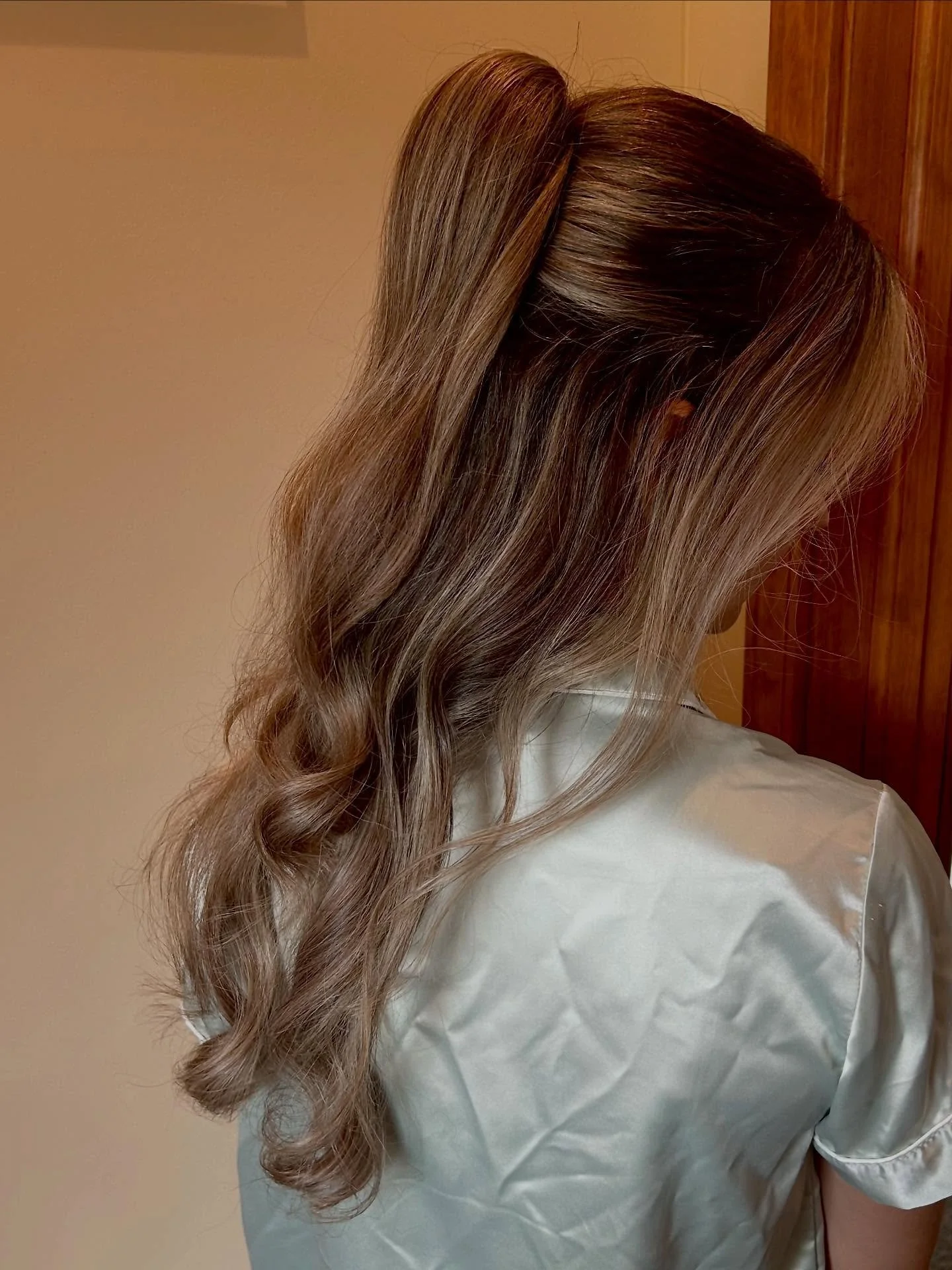 Half up styles give you the best of both worlds 🤍

If you want your hair away from your face, but still showing off your length and waves then the half up is for you! There are sooo many variations we can do to customize your half up 🤍🤍

🔗 in bi0