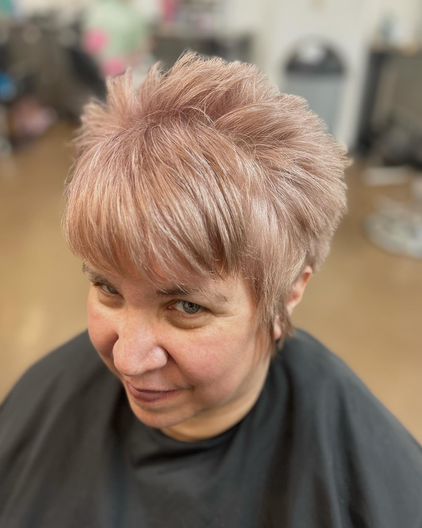 If the cut doesn&rsquo;t make Kelly&rsquo;s hair stand up on its own, she doesn&rsquo;t want it!! 🤣

&bull;

Swipe ➡️ to see the inspo pic

Kelly gave me this pic as a guide, but encouraged me to put my own creative spin on it (as long as her hair s