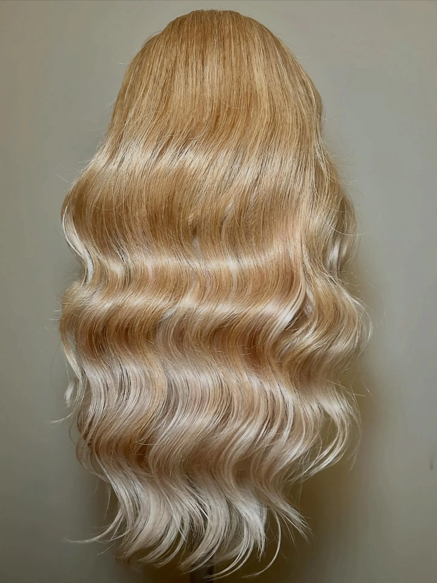 Silky, sculpted glam waves👰🏼&zwj;♀️✨

#michigan #michiganbride #michiganbridalhair #michiganbridalhairstylist #detroitbride #bridalhair #michiganwedding #michiganweddingvenues #michiganweddings #bridalhairstylist #glamwaves