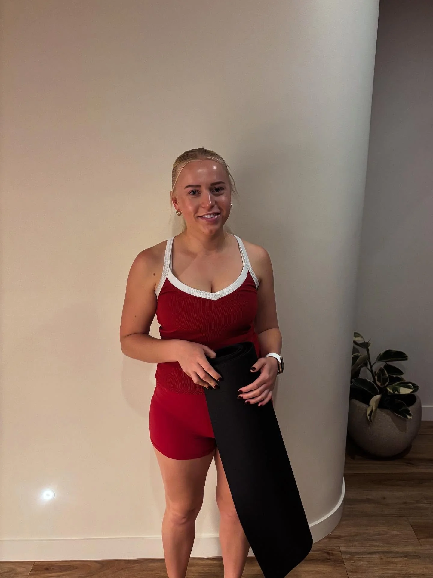 Well done on 100 for this kind little soul @elyshastephens 

Always has the biggest smile on her face except when she is focused on holding that squat 🤭 
We also love that she drags her bf along to experience that famous pilates burn
Keep smashing i
