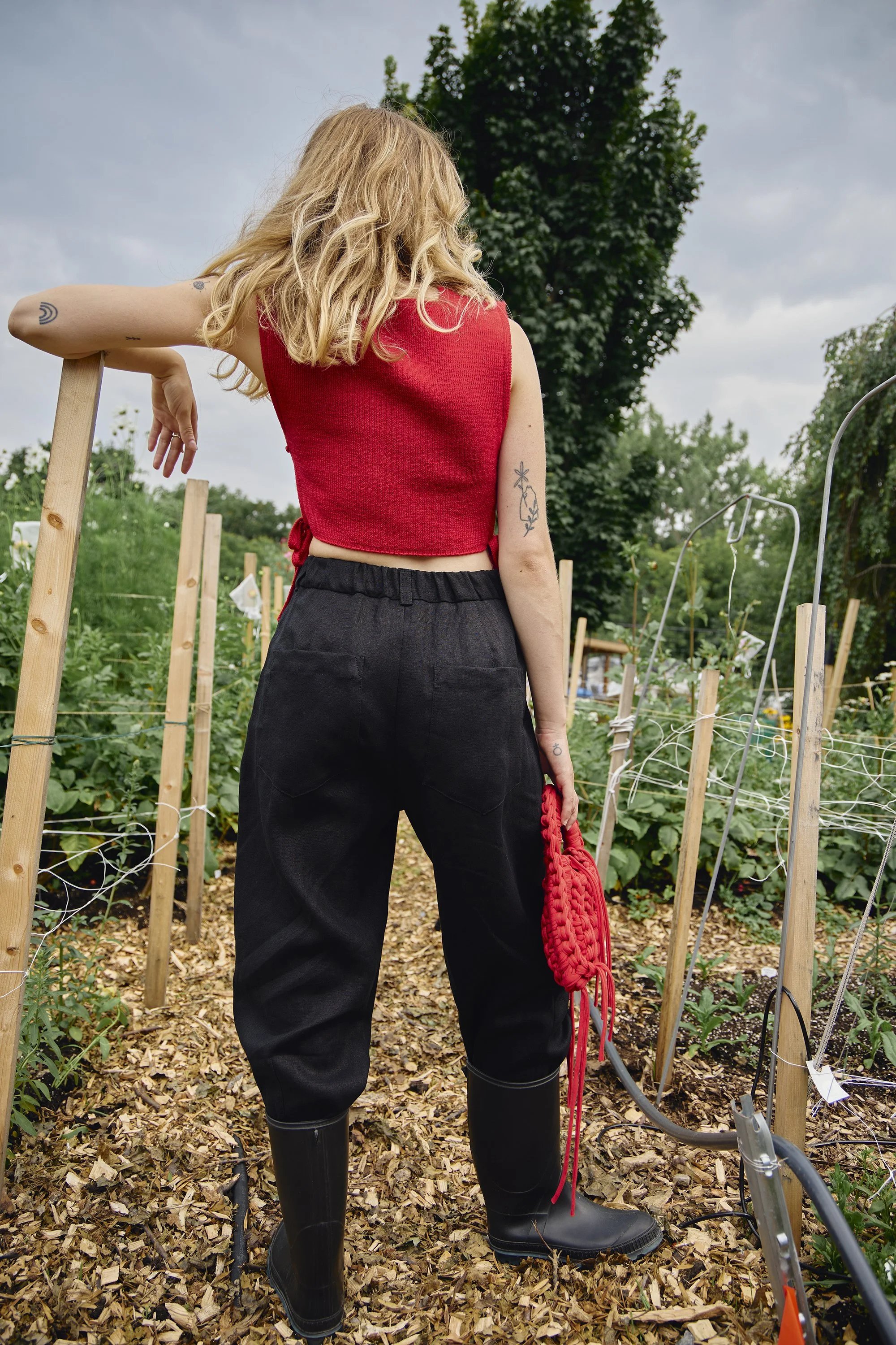 black pants linen barrel shape elastic waist marci montreal canadian designer.jpg