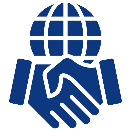 Símbolo de cooperación internacional con dos manos estrechándose y un globo terráqueo en el fondo.