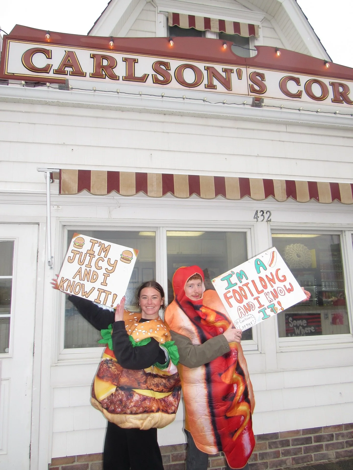 Serving looks &amp; snacks at Carlsons Corner🍔🌭

Winter doesn&rsquo;t stop the fun around here.