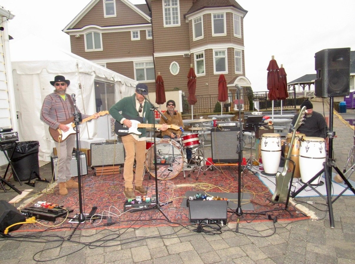 A little cold didn&rsquo;t stop the party🍾

Thank you @floater.nj for the live music and to everyone who came out to celebrate with us for our Turkey Trot tailgate at Carlsons Corner.