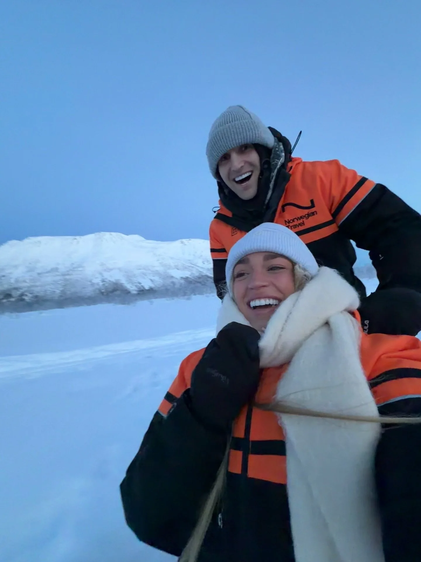 Dog sledding + feeding reindeer 🥹😍 Norway is one of our new favorite places! 

#troms&oslash; #tromso #norway #dogsledding #dogsled #feedingreindeer #reindeers