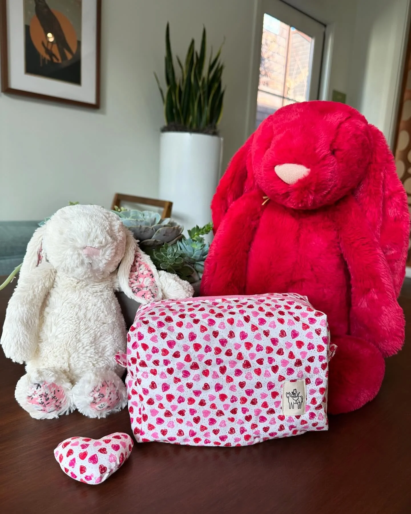 The sweetest pouch for valentines 💕🐇

#makeup #makeuppouch #pouch #bag #makeupbag #toiletrybag #convenient