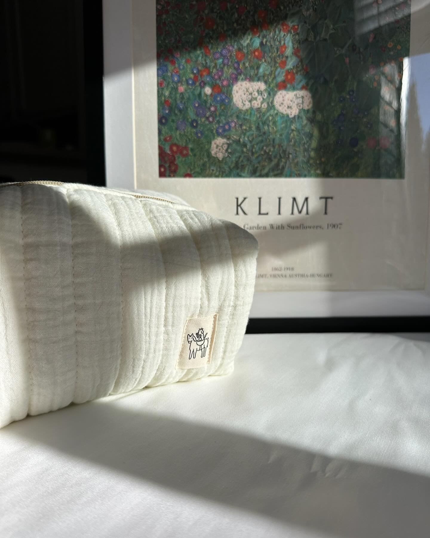 The softest summer pouch 🔆

#bag #makeupbag #makeuppouch #smallbusiness #toiletrybag #pouch
